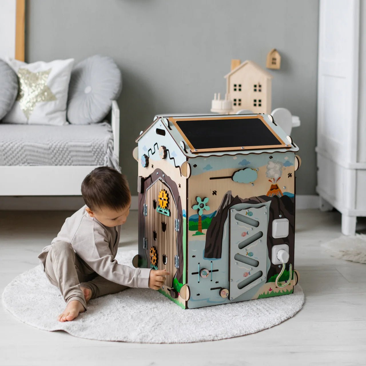 Busy Board Maisonnette Éducative DINO Équipé d'un Éclairage - Bois Natura, 12 à 18 mois - BusyKids - myplayground