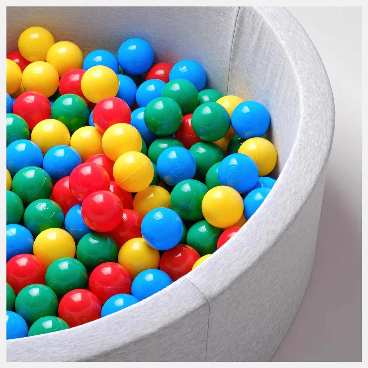Boule de piscine à balles - 6 cm, lot de 200 pcs : bleu, vert, rouge, jaune - Plush Nest - Misioo by Misioo