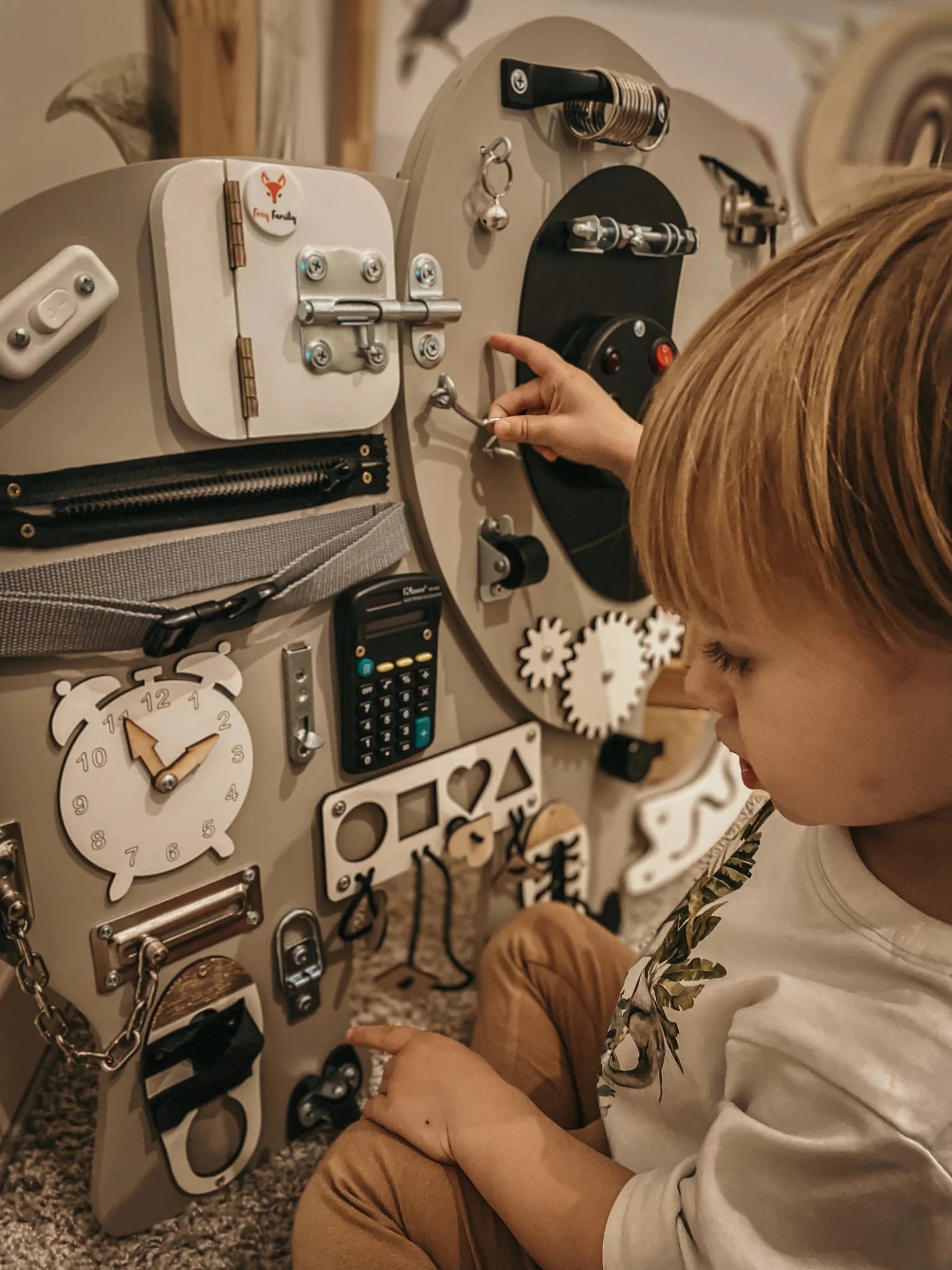 Elephant Kostek Busy Board - Planche sensorielle - Jeu de motricite fine pour enfant (3 ans et +) - myplayground