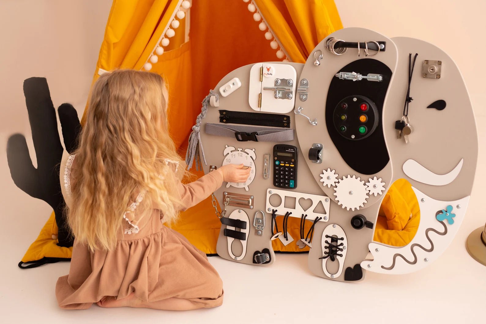 Elephant Kostek Busy Board - Planche sensorielle - Jeu de motricite fine pour enfant (3 ans et +) - myplayground