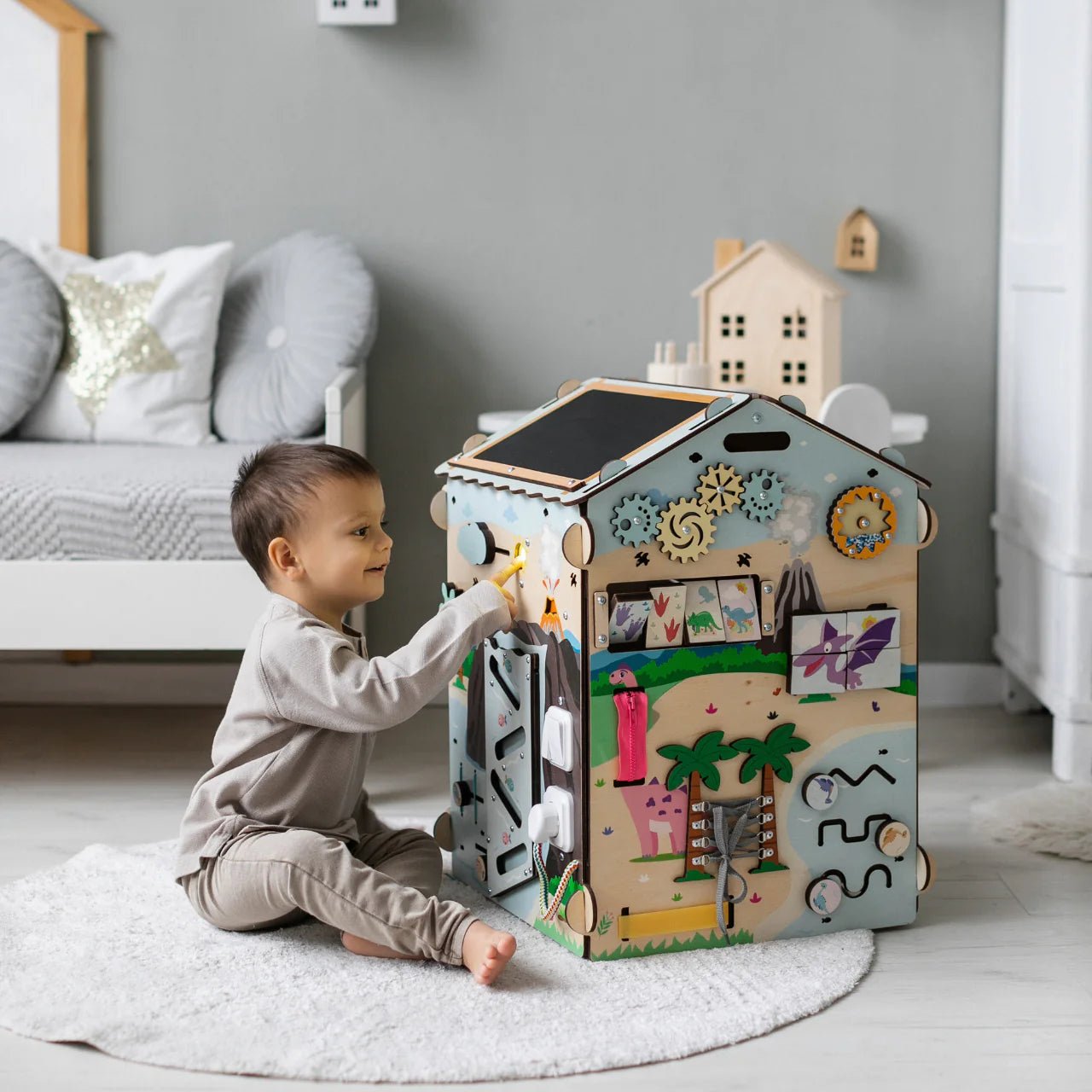 Busy Board Maisonnette Éducative DINO Équipé d'un Éclairage - Bois Natura, 12 à 18 mois - BusyKids - myplayground