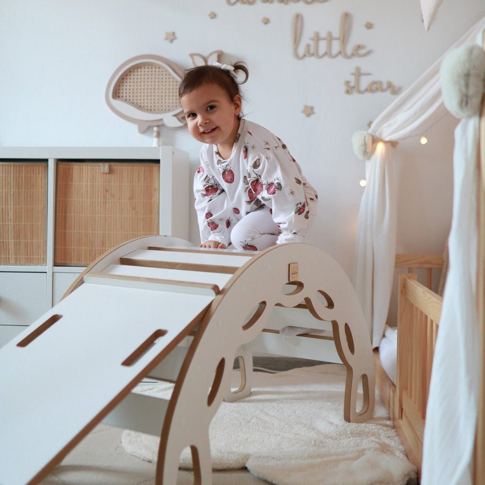 Bascule 4 en 1 - bois blanc, avec mur d’escalade, toboggan et coussin en velours lilas, motricité - Plush nest - myplayground