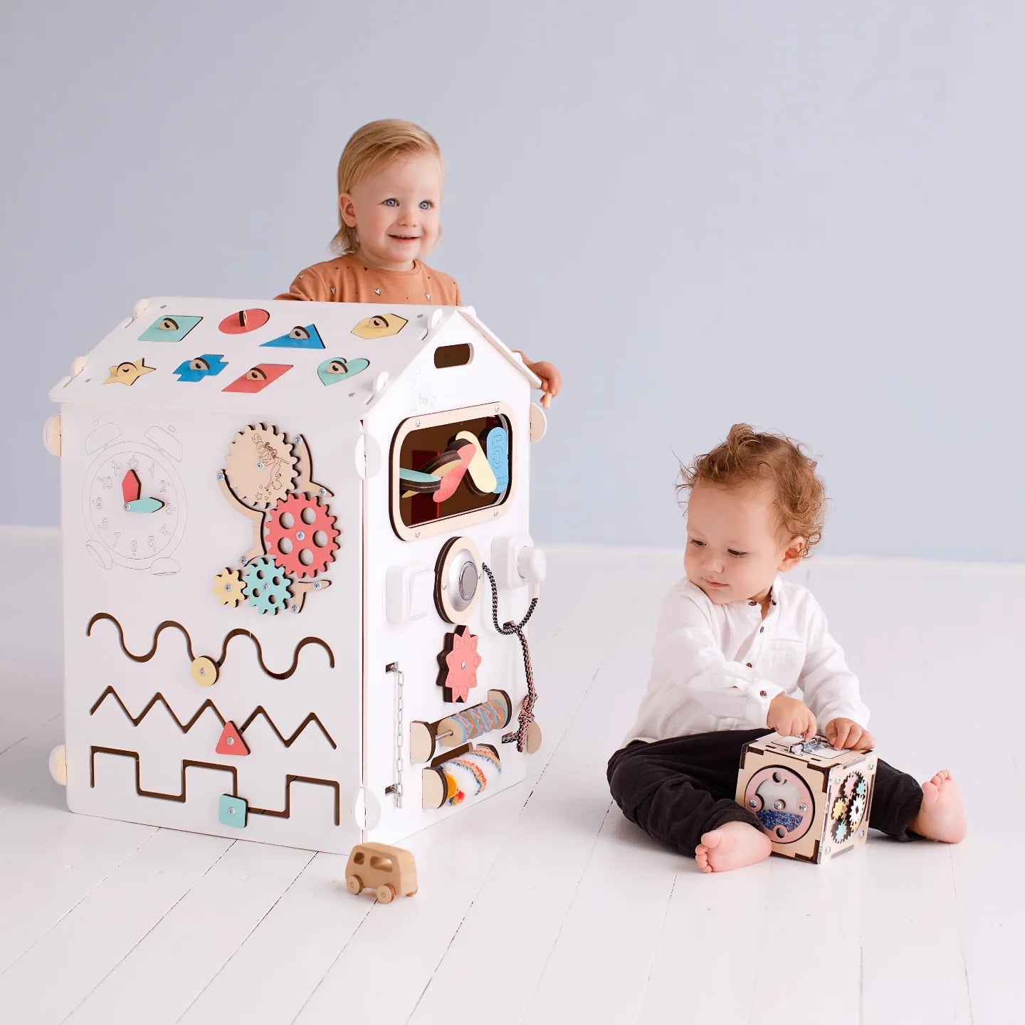 Ensemble Maisonnette Blanche et Cube Interactif - Bois Natura, 12 à 18 mois - BusyKids - myplayground