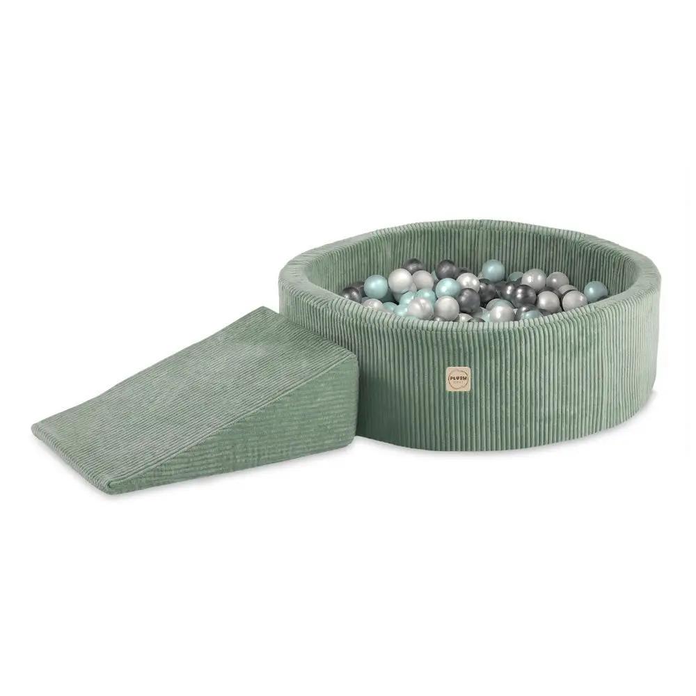 Terrain de jeu Dry pool + triangle – Velours côtelé vert premium, aire de jeu (+200 balles : perle, menthe perle, argent) – Plush Nest by Misioo