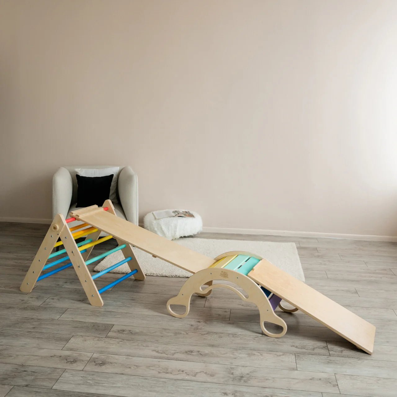 Ensemble triangle pikler + 2 Planches + bascule d’équilibre - arc - en - ciel, Bois Natura, 12 à 18 mois - BusyKids - myplayground