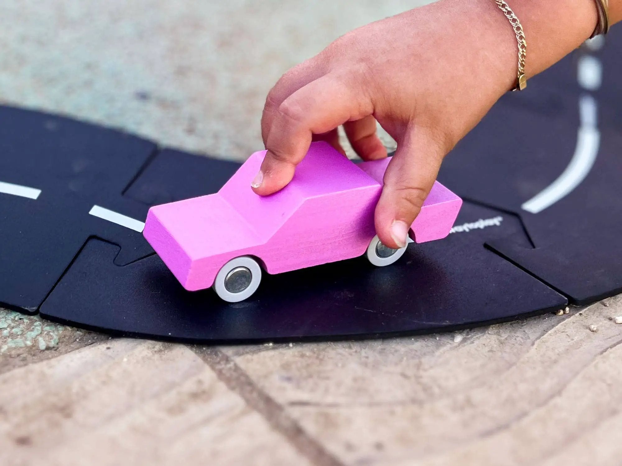 Petite voiture en bois, aller-retour, rose by Waytoplay Toys - The Netherlands
