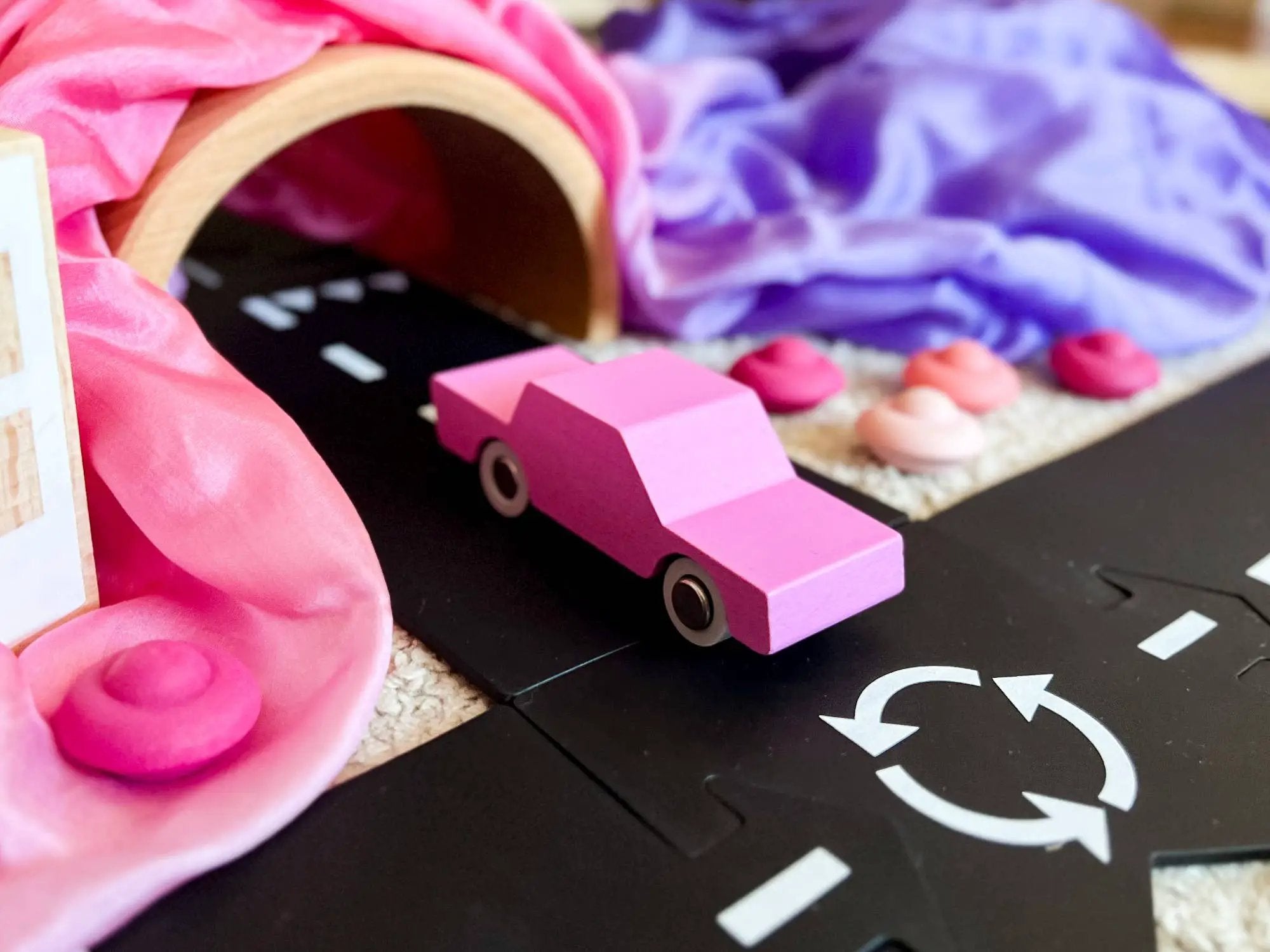 Petite voiture en bois, aller-retour, rose by Waytoplay Toys - The Netherlands