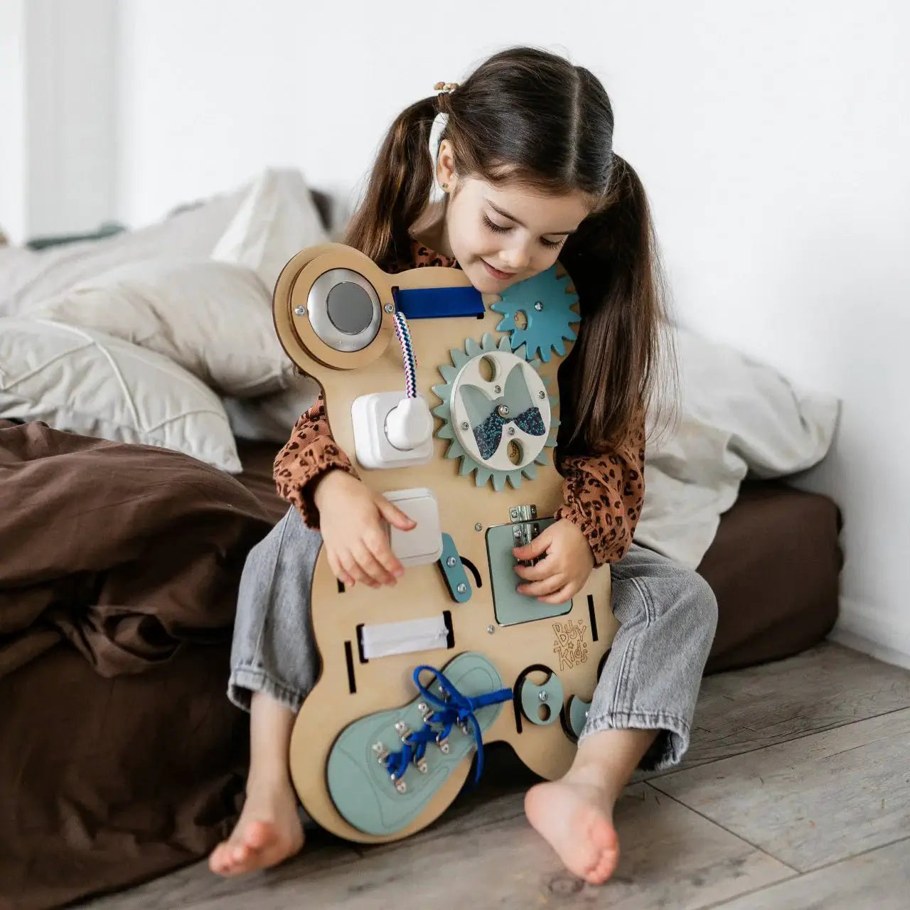 Busy Board « Ourson Curieux » - Bois Natura, 12 mois - BusyKids by BusyKids