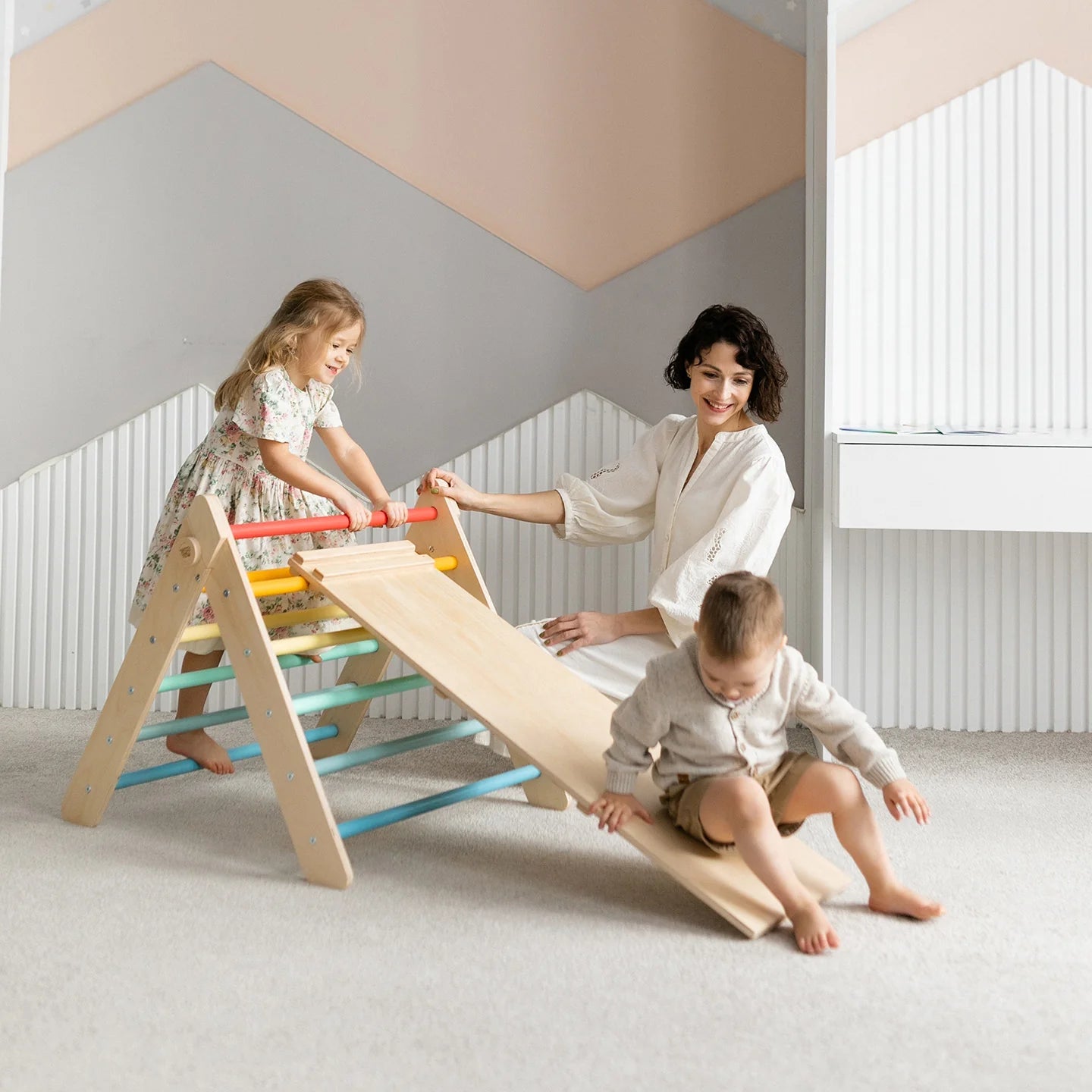 Ensemble triangle pikler + planche + bascule d’équilibre - arc - en - ciel, bois Natura, 12 à 18 mois - BusyKids - myplayground