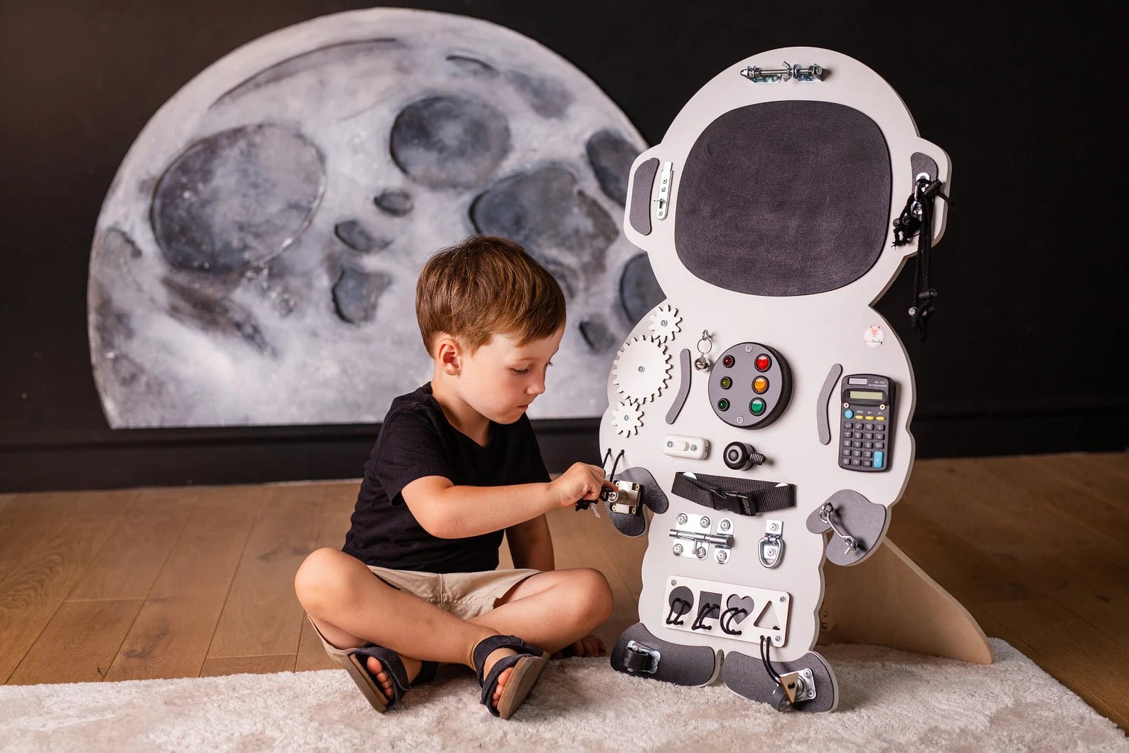 Astronaute Busy Board - Planche sensorielle - Jeu de motricite fine pour enfant (3 ans et +) by FoxyFamily
