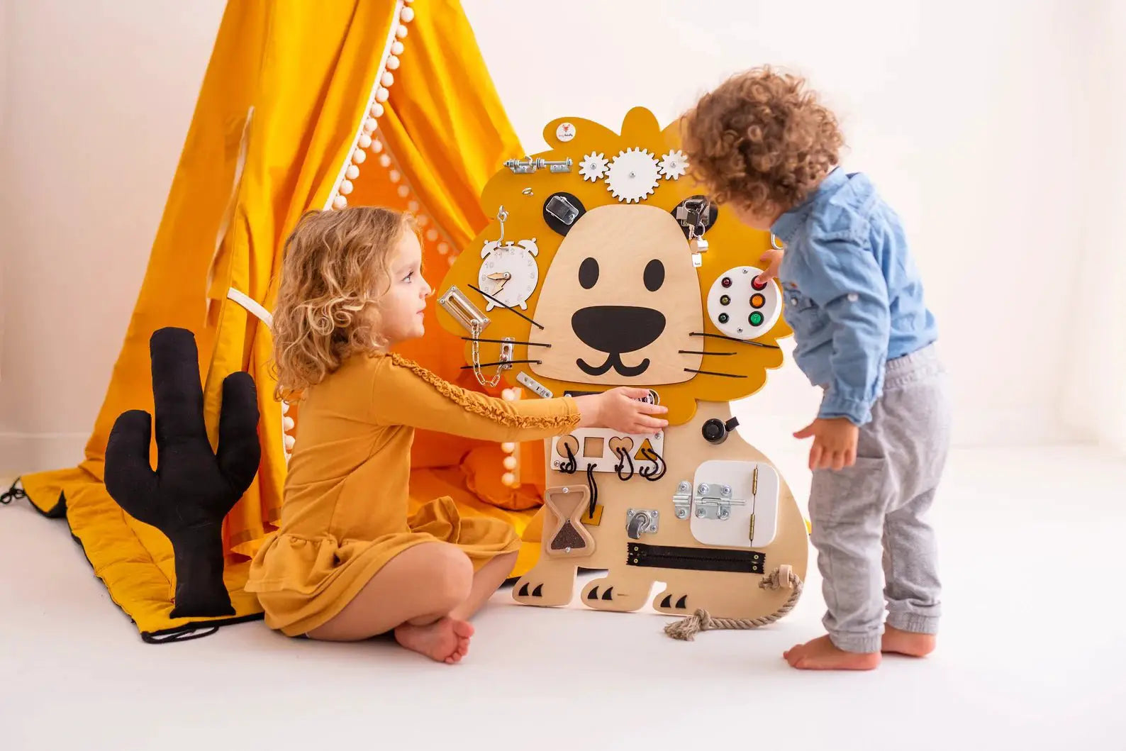 Lion Edmund Busy Board - Planche sensorielle - Jeu de motricite fine pour enfant (3 ans et +) by FoxyFamily