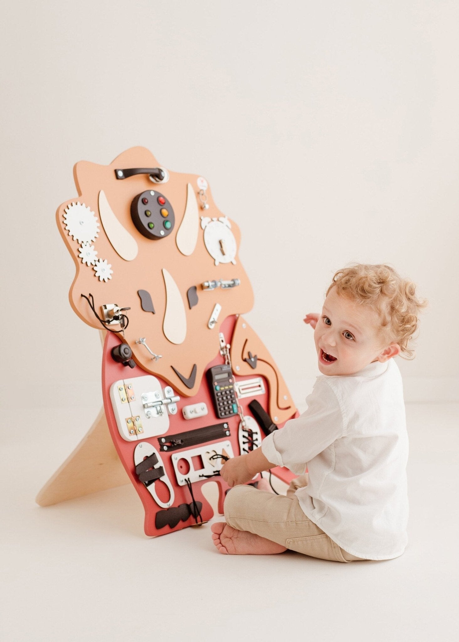 Dinosaure Busy board - Planche sensorielle - Jeu de motricite fine pour enfant ( 3 ans et + ) - myplayground