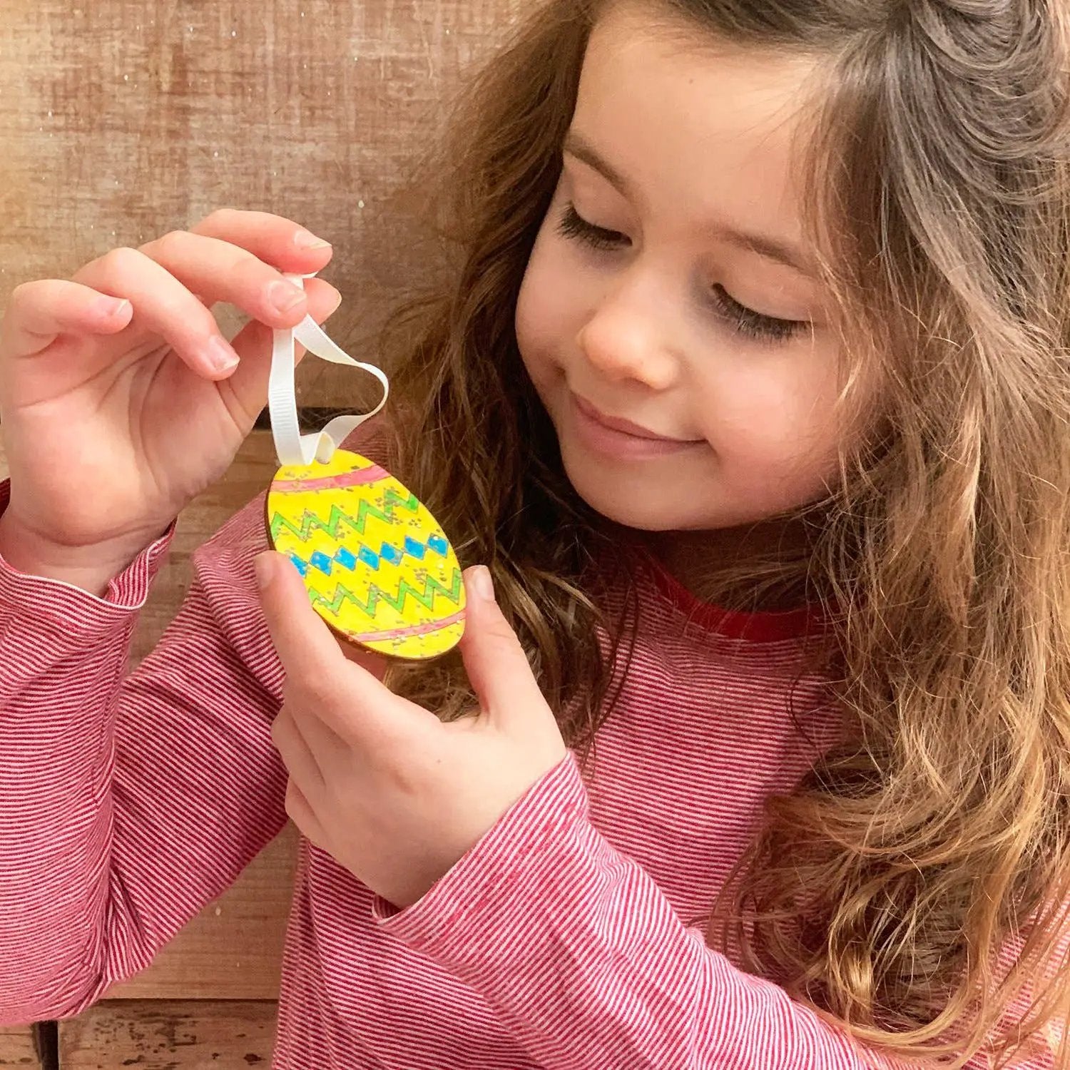 Boîte cadeau à fabriquer soi-même pour la décoration de Pâques by Cotton Twist