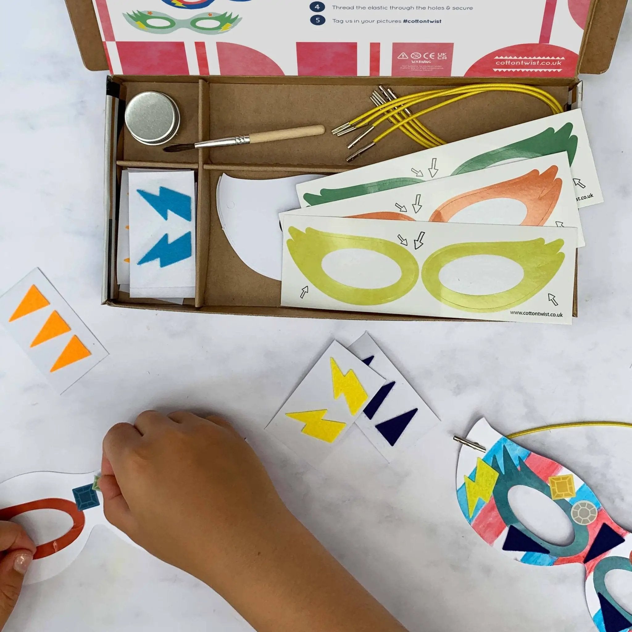 Kit d'activités artisanales pour masques de super-héros by Cotton Twist