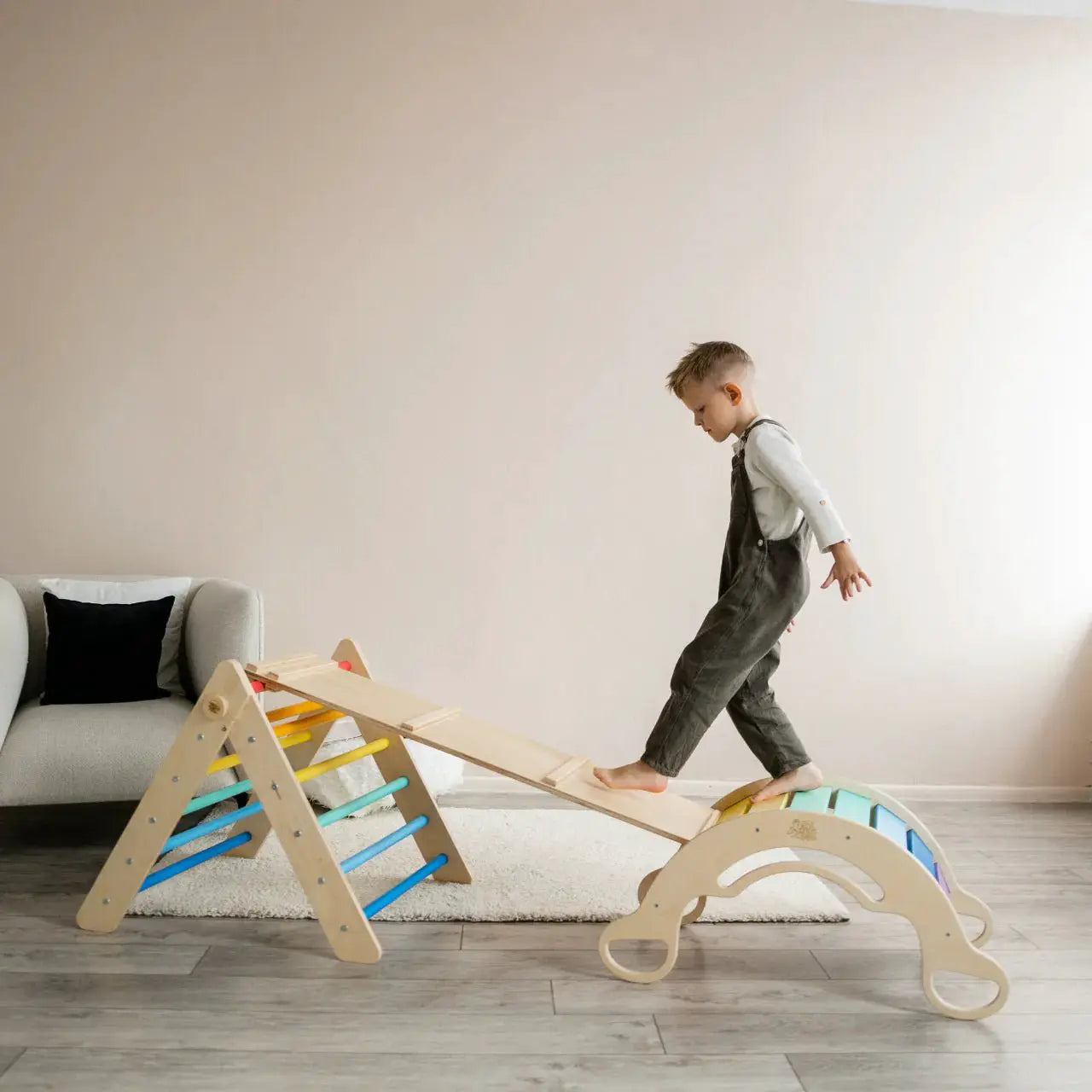 Ensemble triangle pikler + planche + bascule d’équilibre -arc-en-ciel, bois Natura, 12 à 18 mois - BusyKids by BusyKids