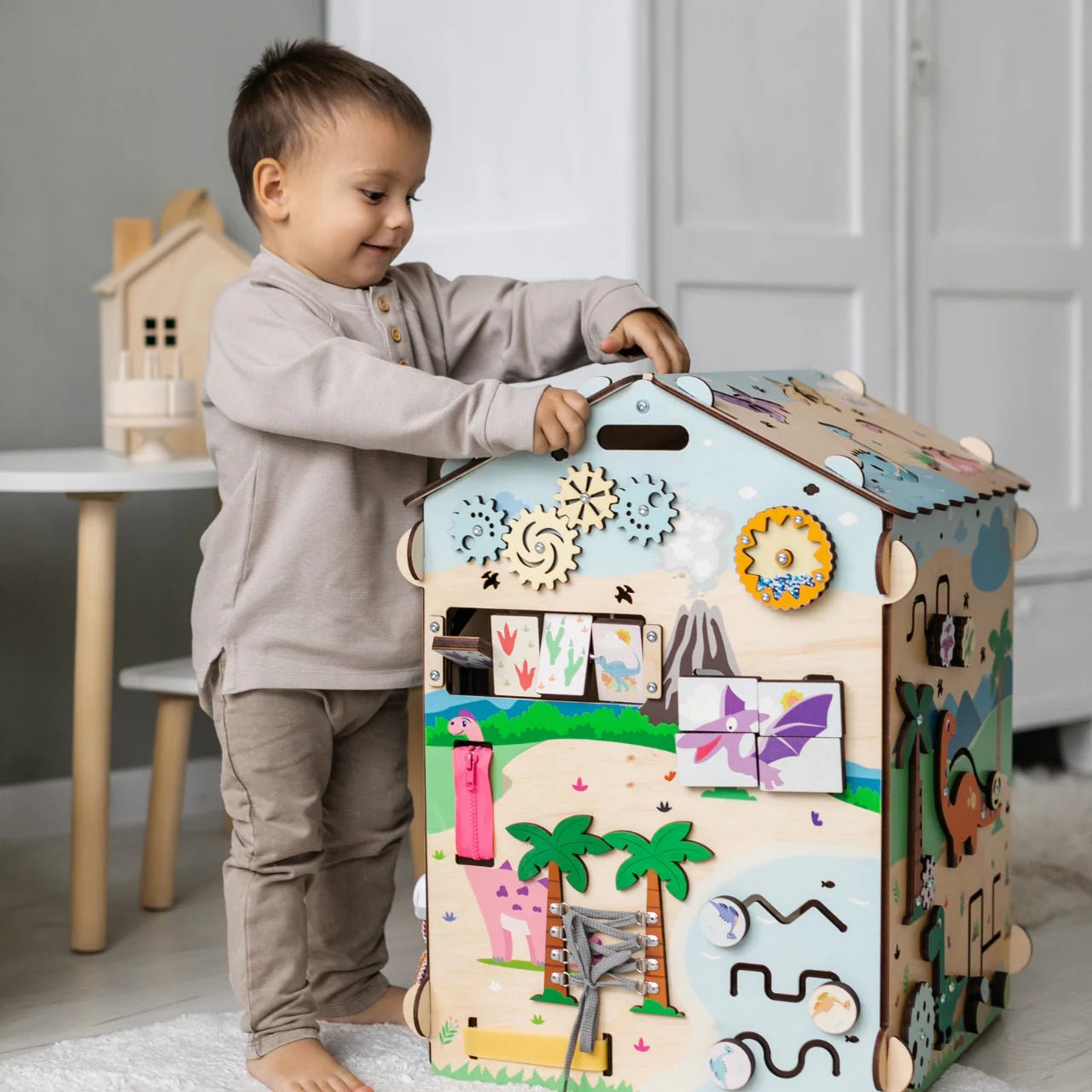 Busy Board Maisonnette Éducative DINO Équipé d'un Éclairage - Bois Natura, 12 à 18 mois - BusyKids - myplayground