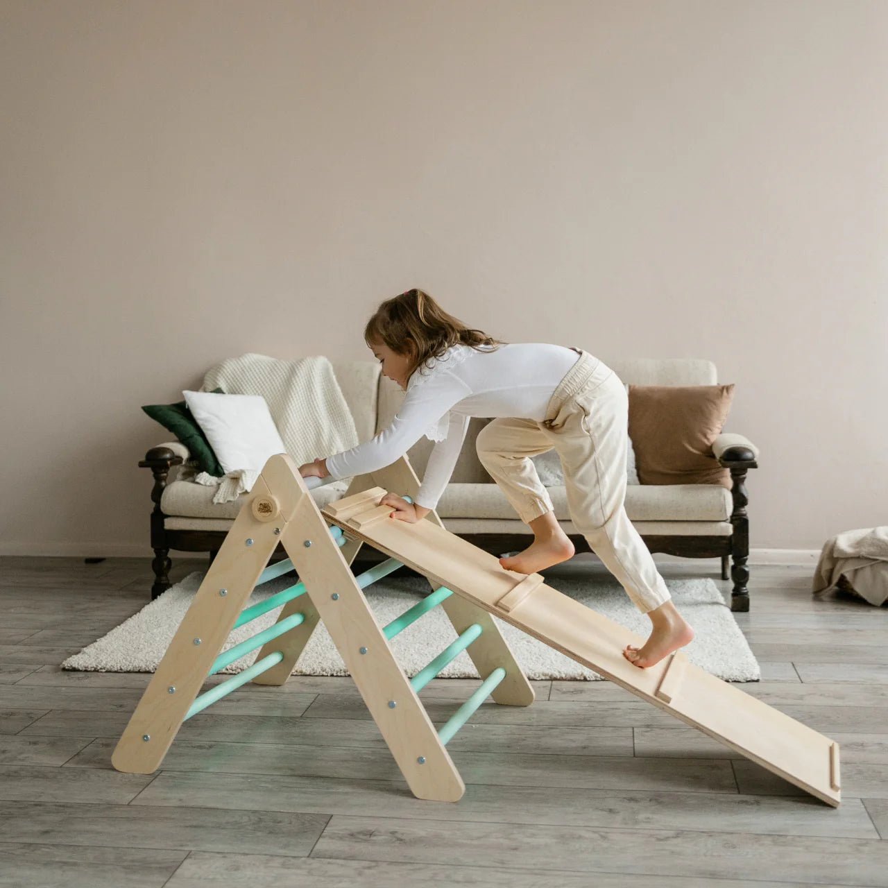 Ensemble triangle pikler et planche à double face - menthe, bois natura, 12 à 18 mois - BusyKids - myplayground