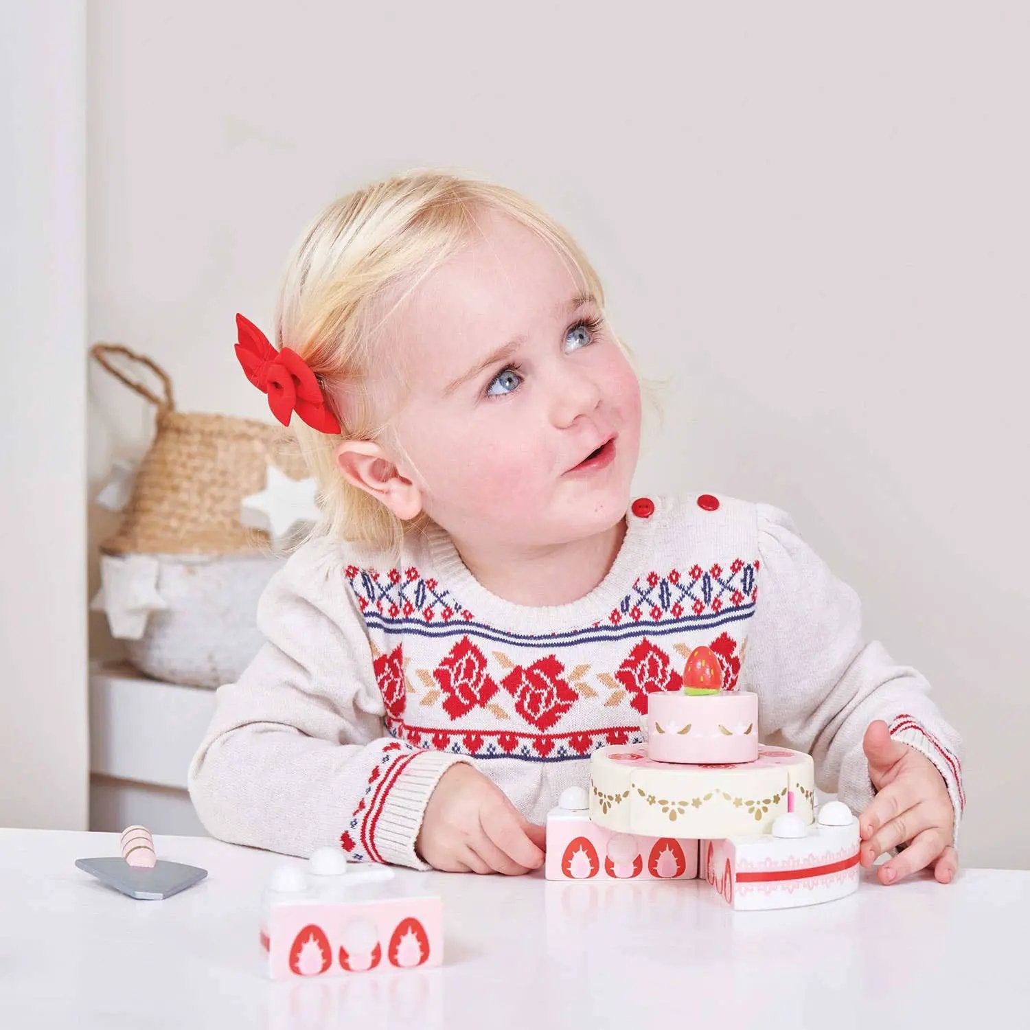 Gâteau de mariage aux fraises - Jeu sensoriel enfant by Le Toy Van