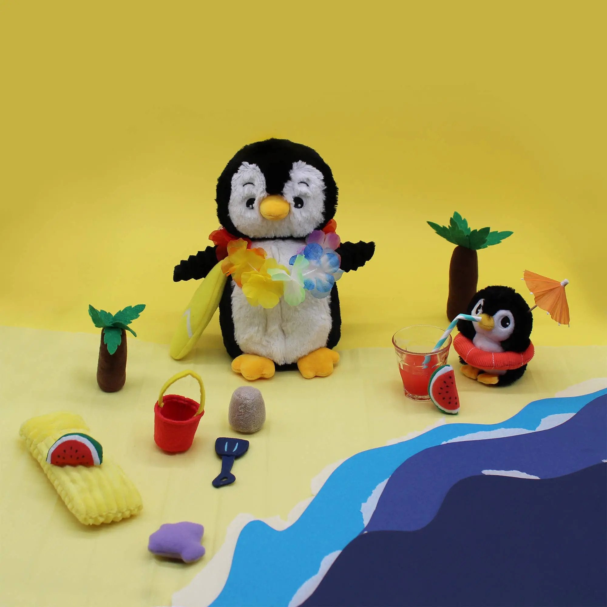 Pingouin en Peluche et Bébé Noir et Blanc / Les Ptipotos - Les Déglingos, France by Les Déglingos, France