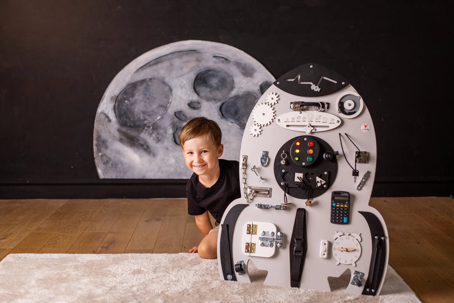 Space rocket Busy board - Planche sensorielle - Jeu de motricite fine pour enfant (3 ans et +) - myplayground