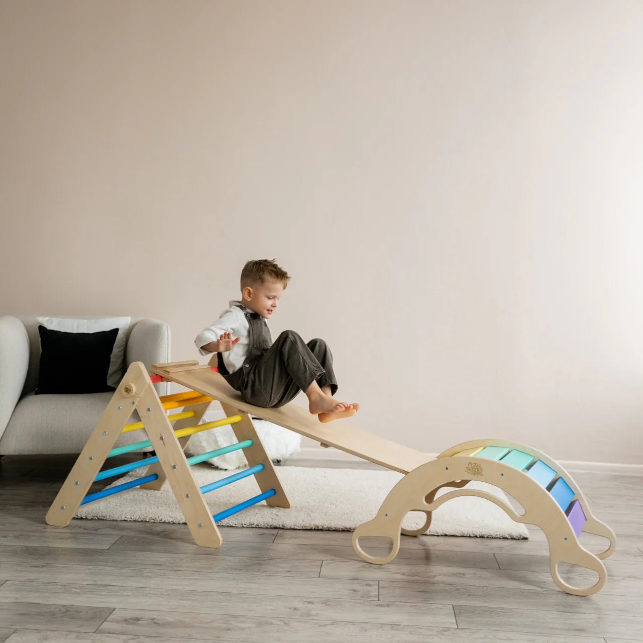 Ensemble triangle pikler + planche + bascule d’équilibre -arc-en-ciel, bois Natura, 12 à 18 mois - BusyKids by BusyKids