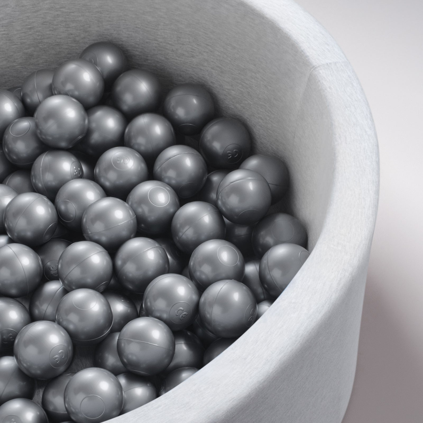 Boule de piscine à balles - 6 cm, argent - Plush Nest - myplayground