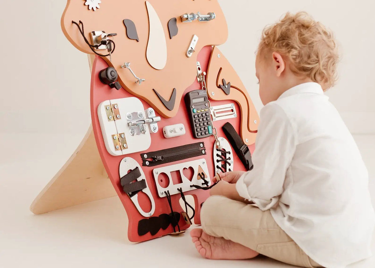 Dinosaure Busy board - Planche sensorielle - Jeu de motricite fine pour enfant ( 3 ans et + ) by FoxyFamily