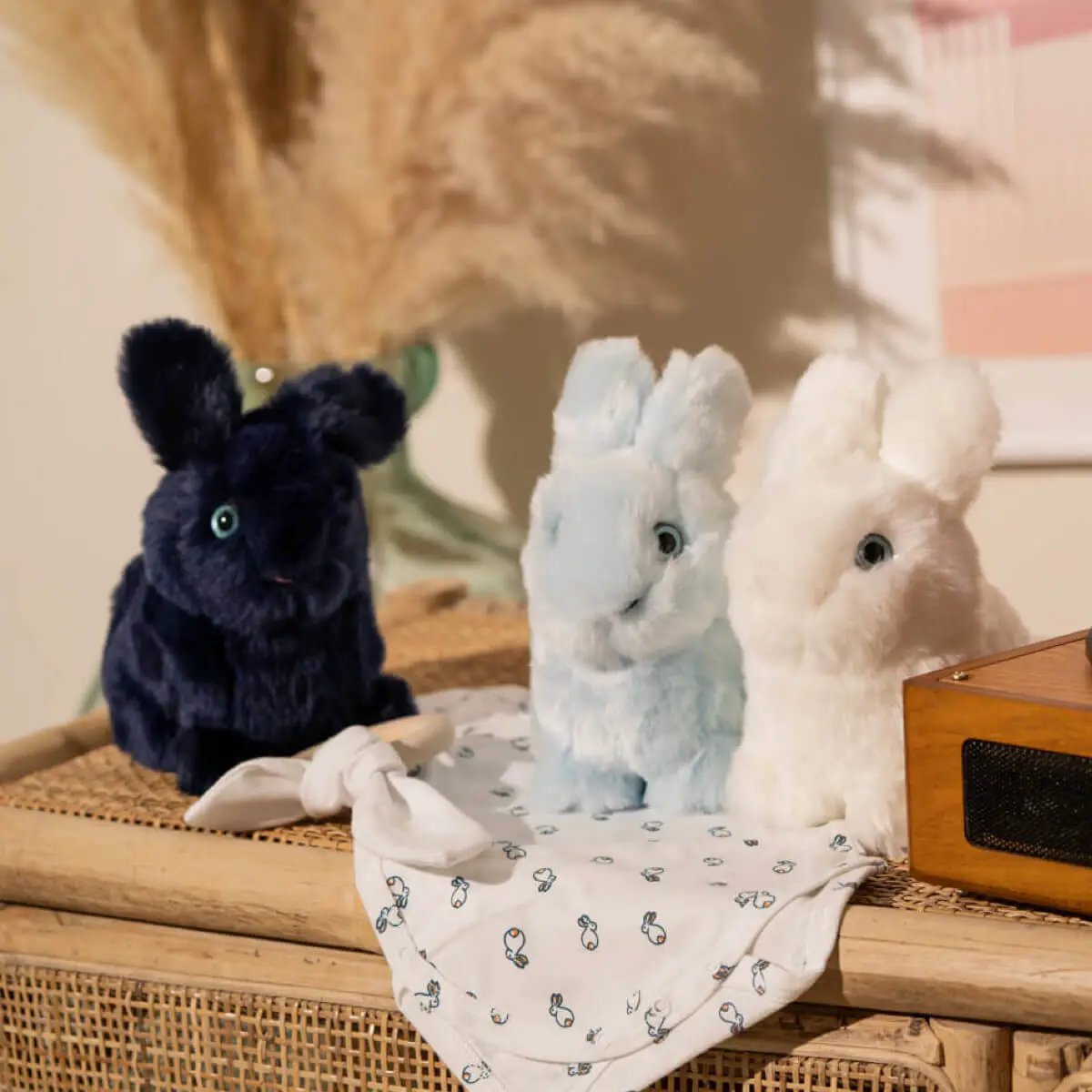 Ma peluche Lapin Léon - La Pelucherie by La Pelucherie