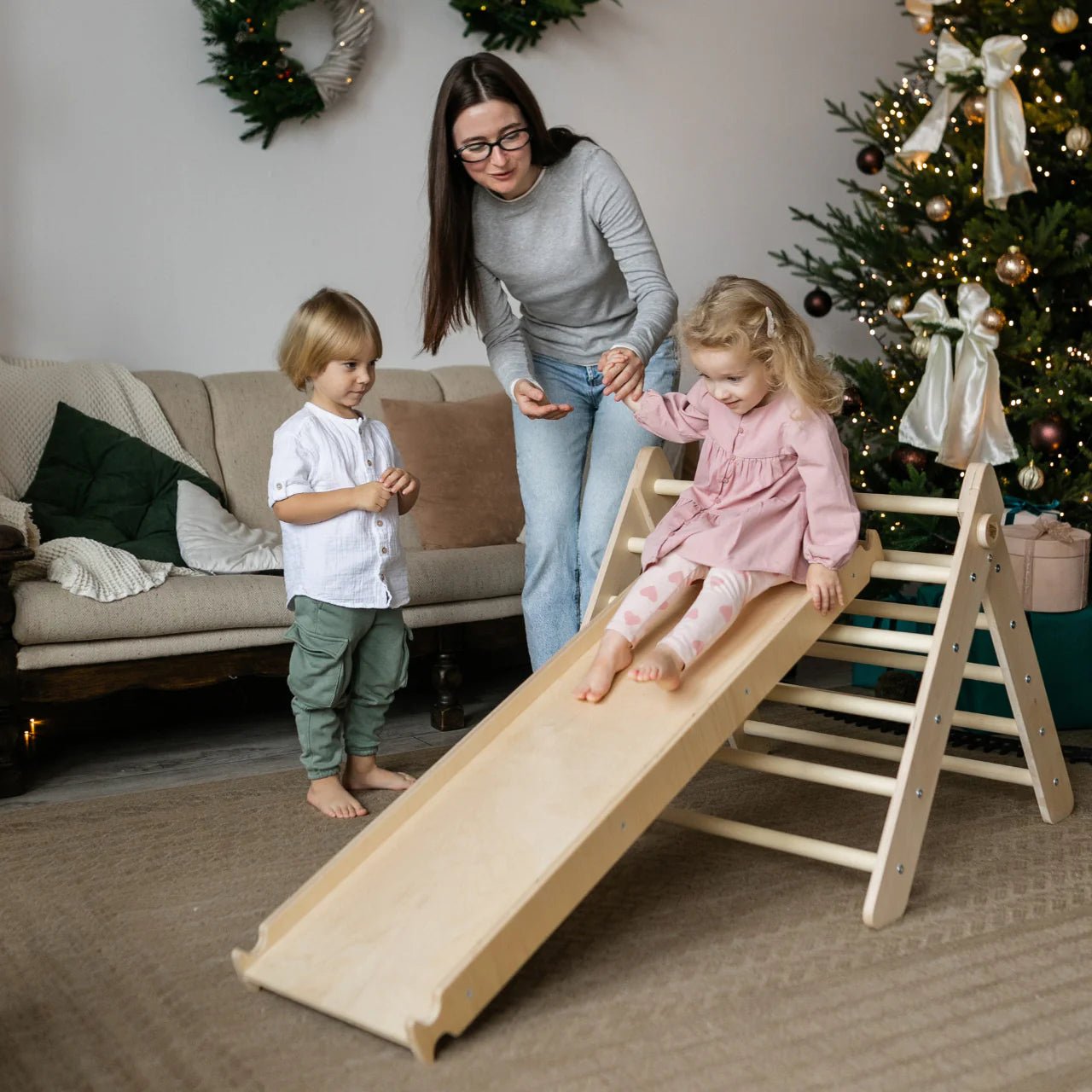 Ensemble triangle de motricité pikler et planche - couleur nature, bois brut, 12 à 18 mois - BusyKids - myplayground