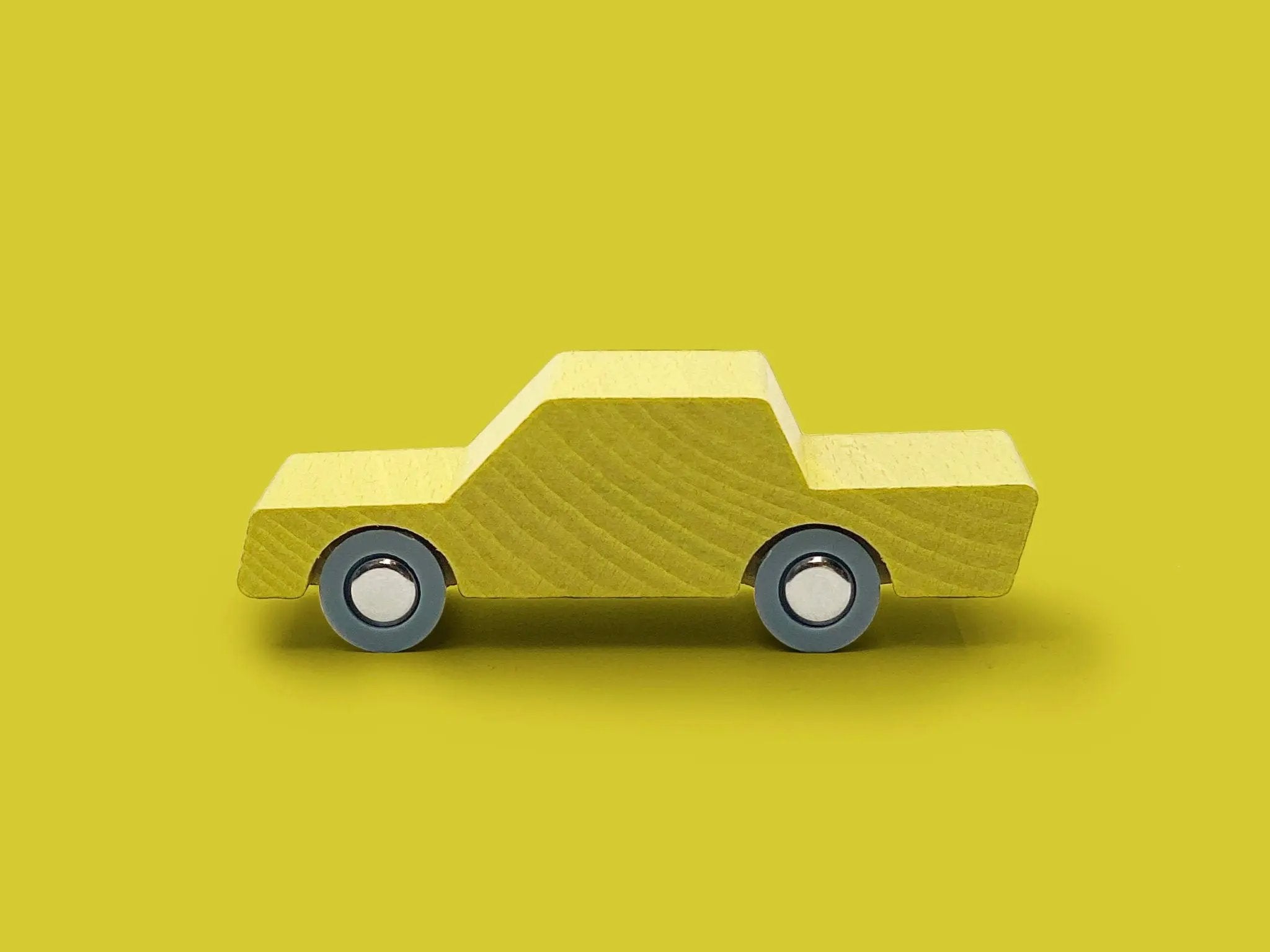 Petite voiture en bois, va-et-vient, jaune by Waytoplay Toys - The Netherlands