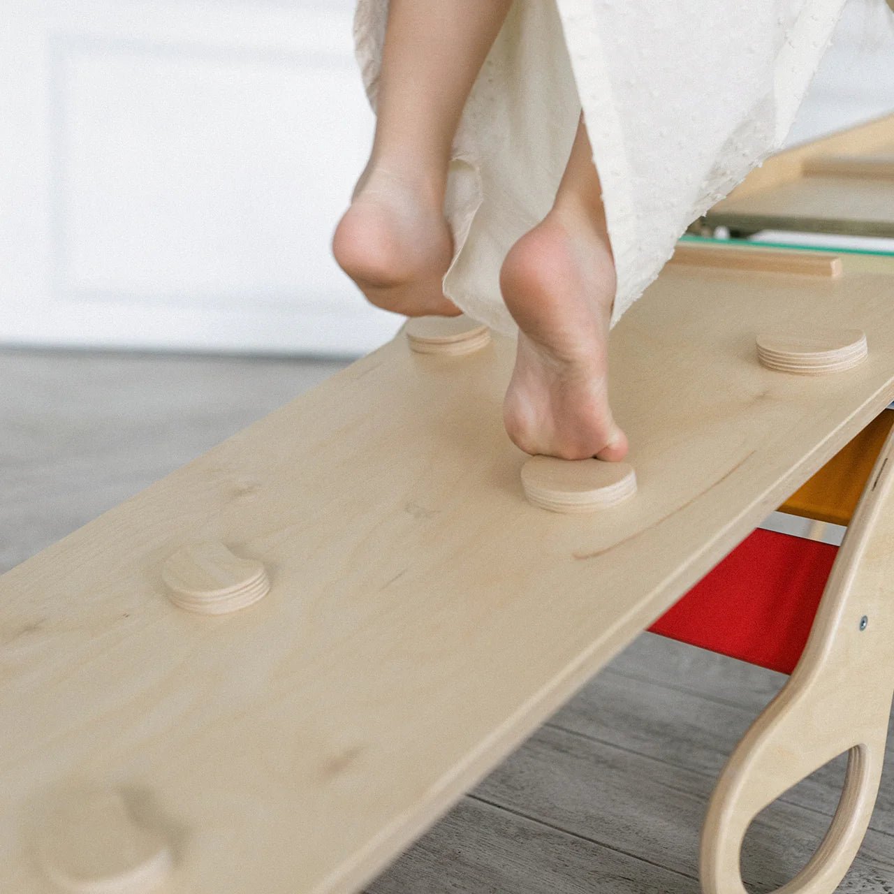 Ensemble triangle pikler + 2 Planches + bascule d’équilibre - arc - en - ciel, Bois Natura, 12 à 18 mois - BusyKids - myplayground