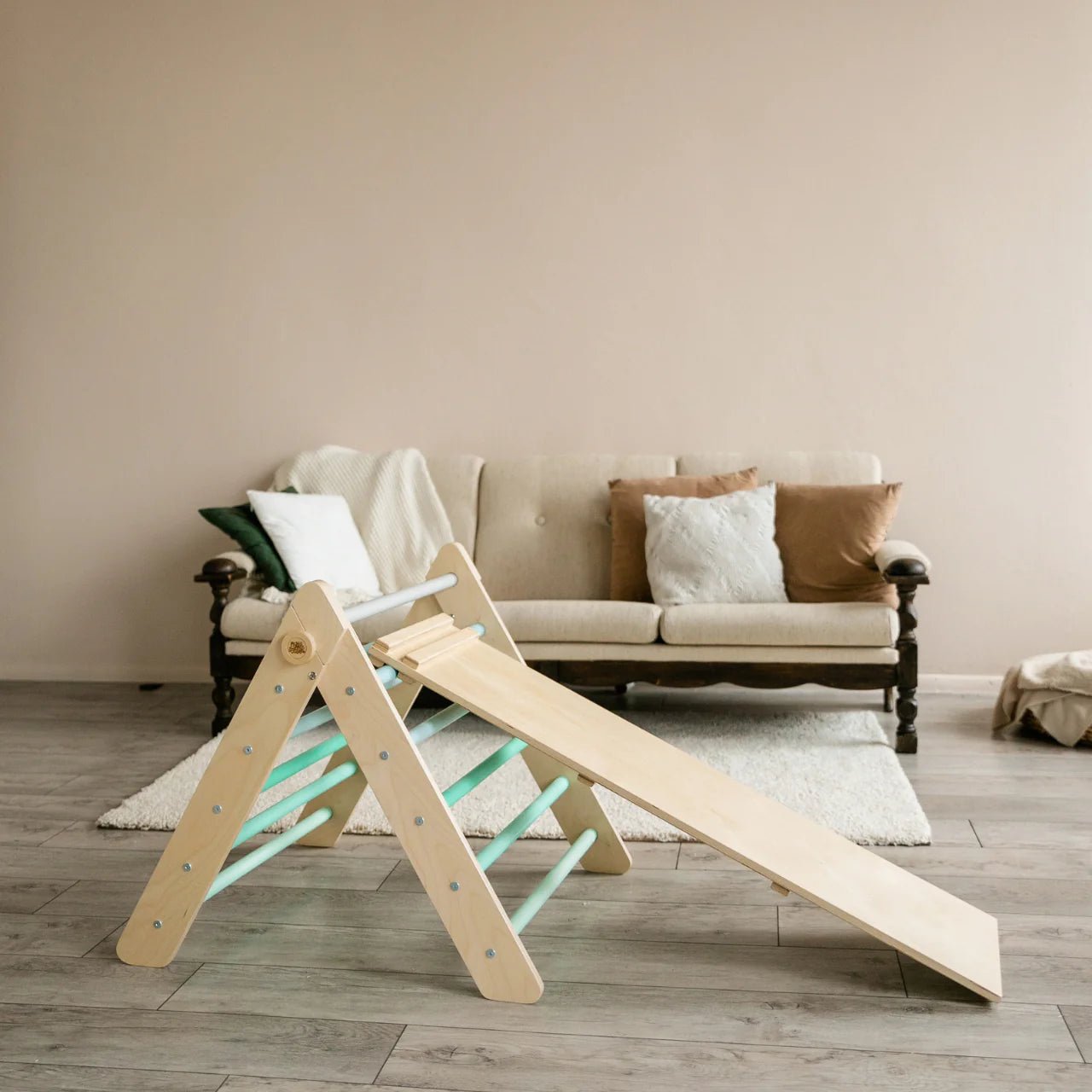 Ensemble triangle pikler et planche à double face - menthe, bois natura, 12 à 18 mois - BusyKids - myplayground