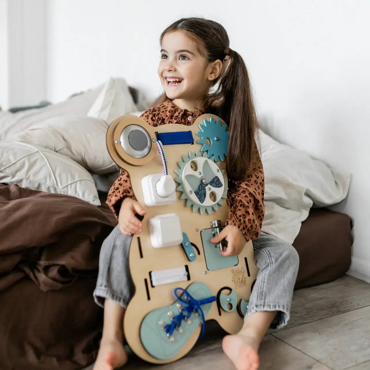 Busy Board « Ourson Curieux » - Bois Natura, 12 mois - BusyKids by BusyKids
