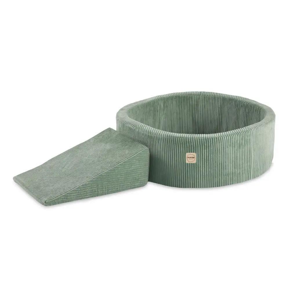Terrain de jeu Dry pool + triangle – Velours côtelé vert premium, aire de jeu (+200 balles : perle, menthe perle, argent) – Plush Nest by Misioo