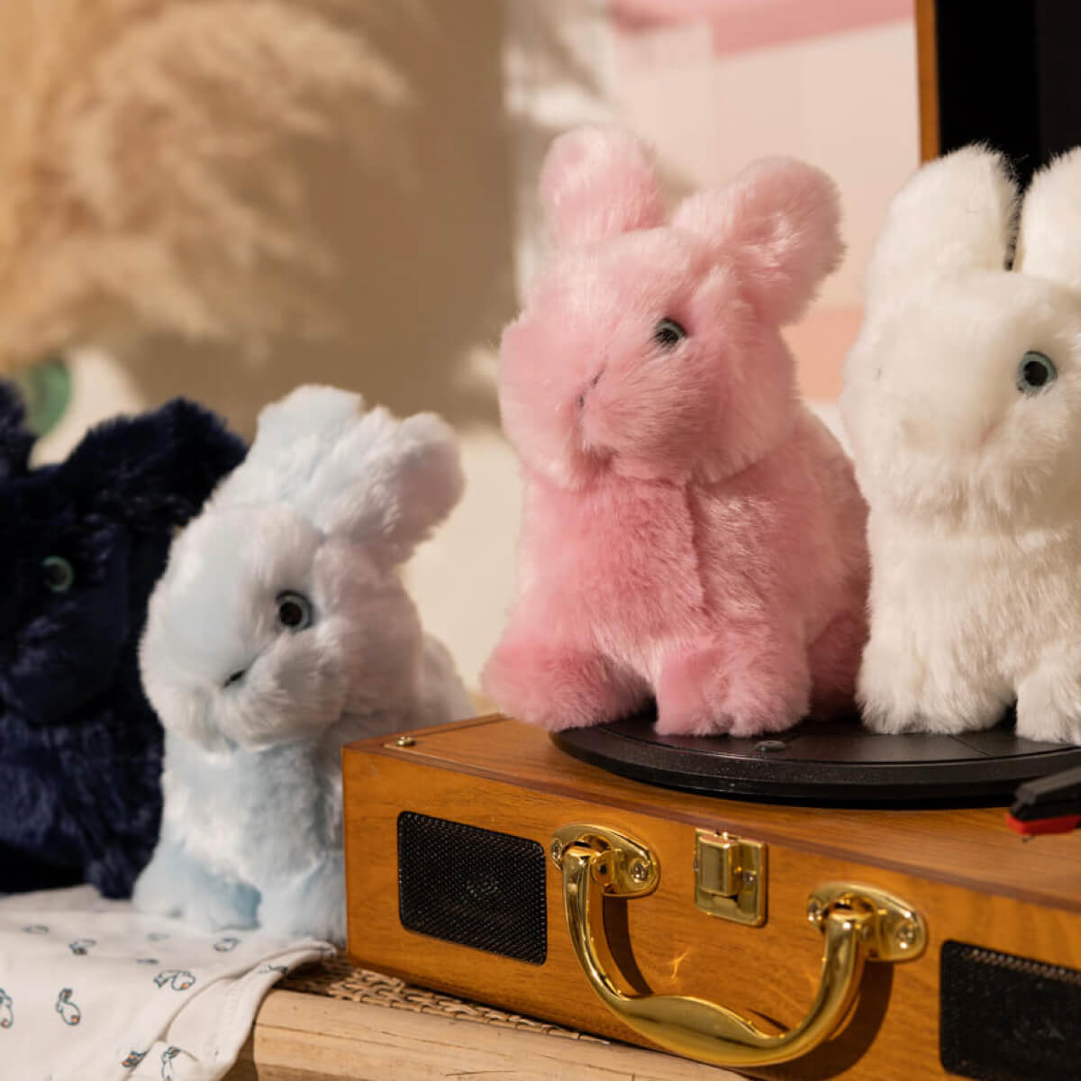 Ma peluche Lapin Léon - La Pelucherie by La Pelucherie