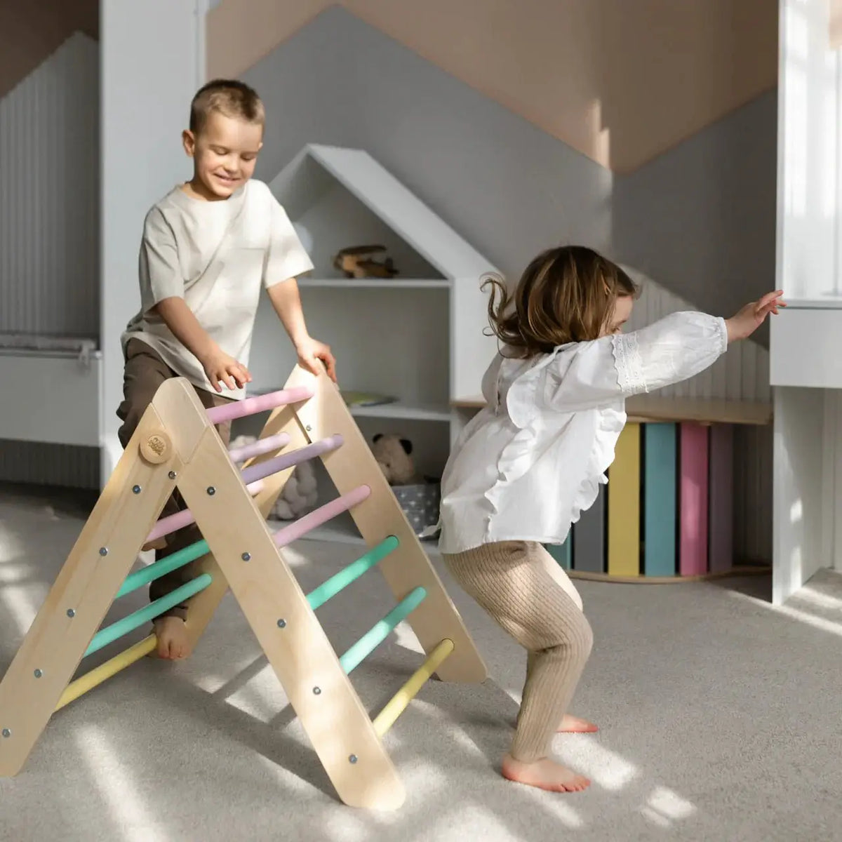 Ensemble triangle pikler et planche à double face - pastel, bois natura, 12 à 18 mois - BusyKids by BusyKids