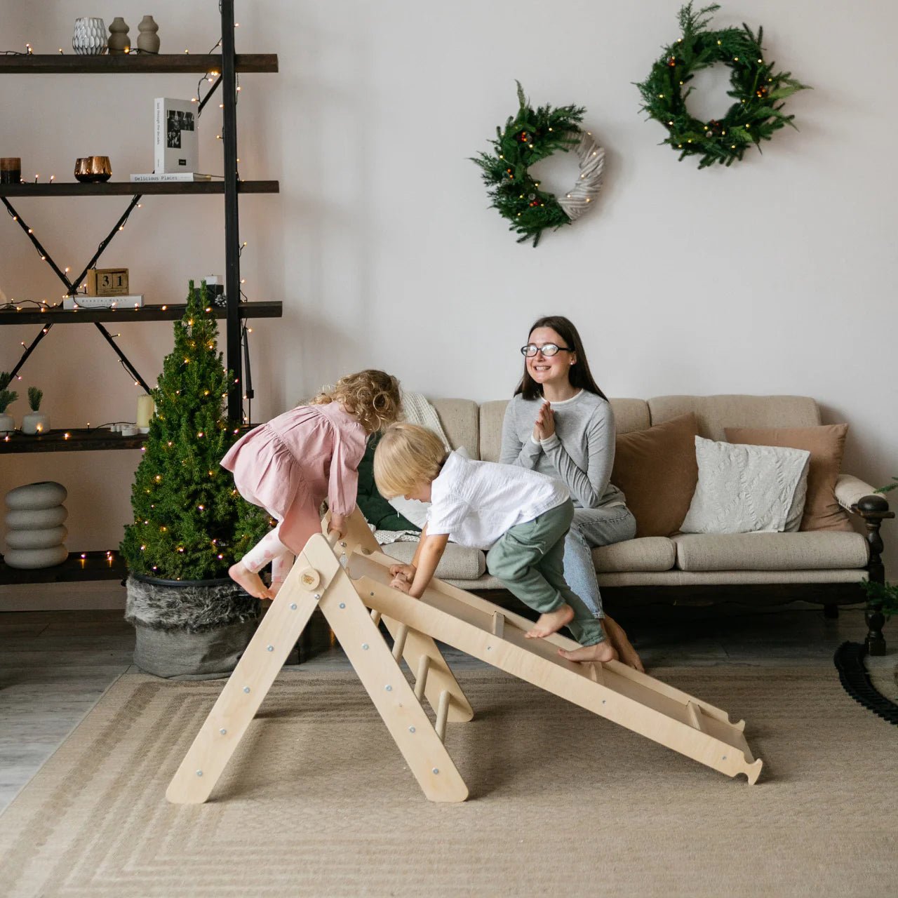 Ensemble triangle de motricité pikler et planche - couleur nature, bois brut, 12 à 18 mois - BusyKids - myplayground