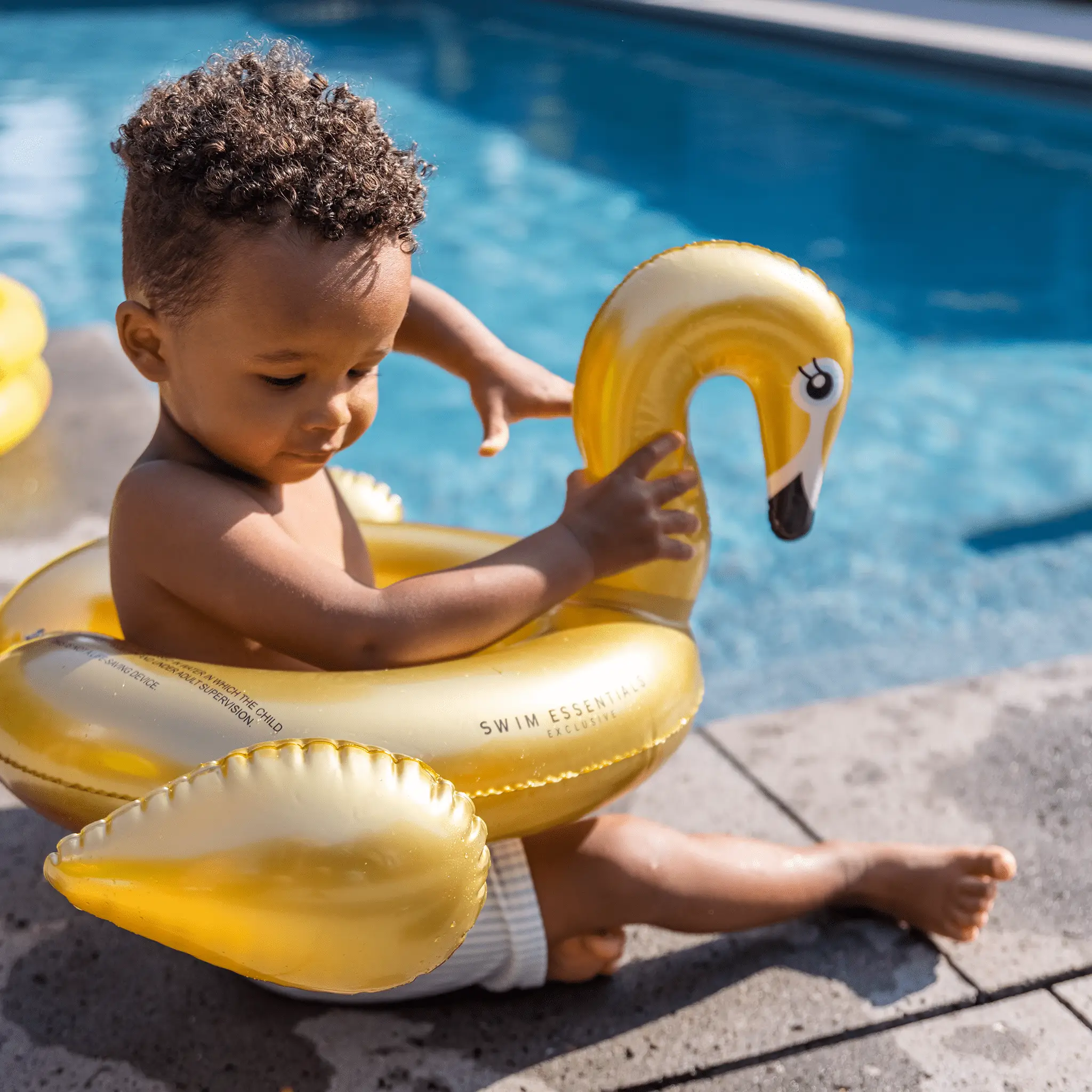 Cygne Gonflable - Édition or, accessoire de Natation ( 3 ans et + )- Swim Essentials by Swim Essentials