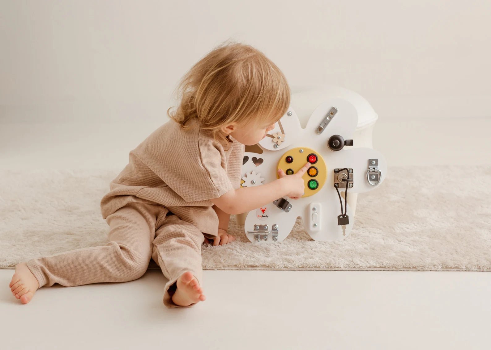 Fleur DAISY Busy board - Planche sensorielle - Jeu de motricite fine pour enfant (3 ans et +) - myplayground