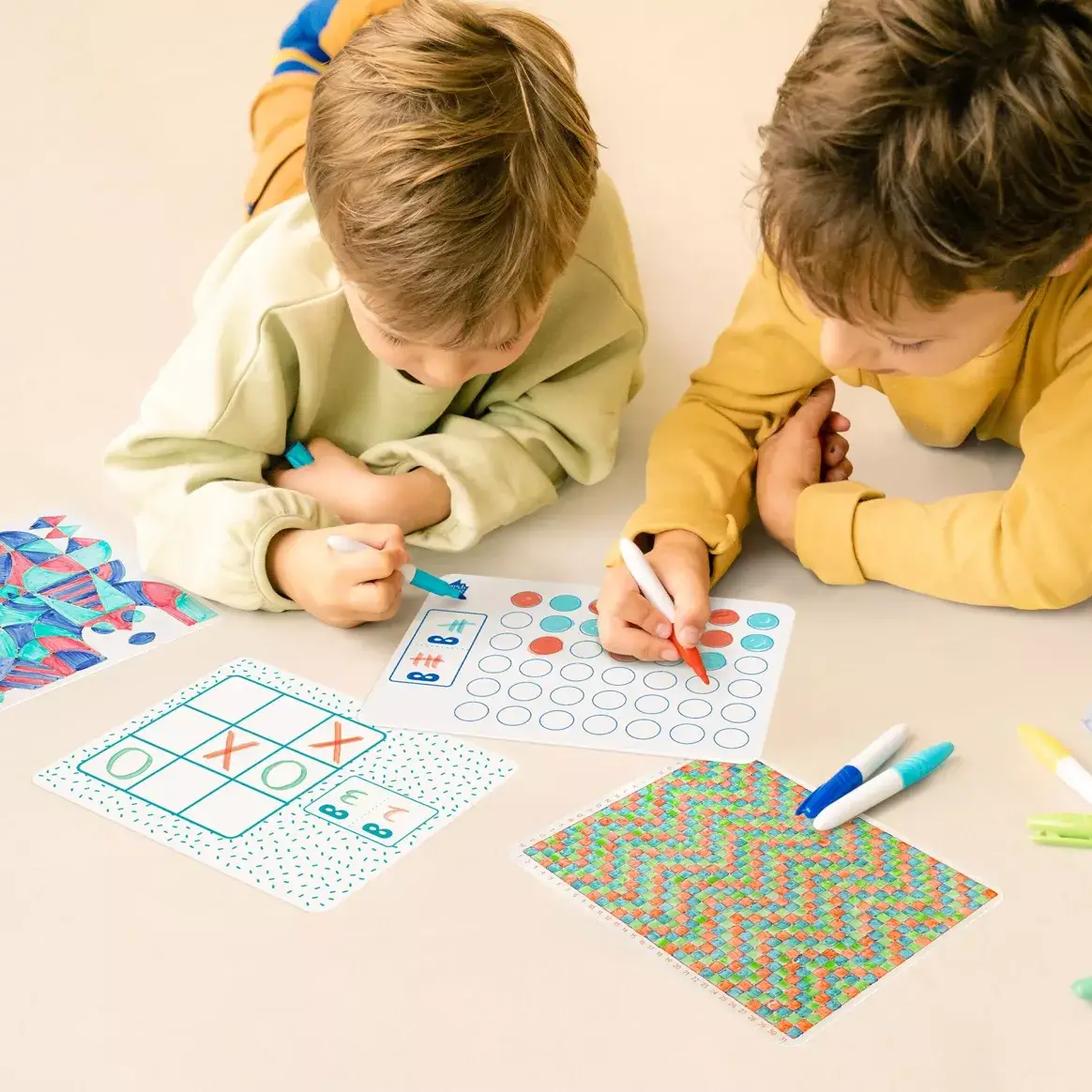 Jeux de voyage: 6 jeux nomades effaçables pour s’amuser à l’infini ! - SuperPetit by SuperPetit