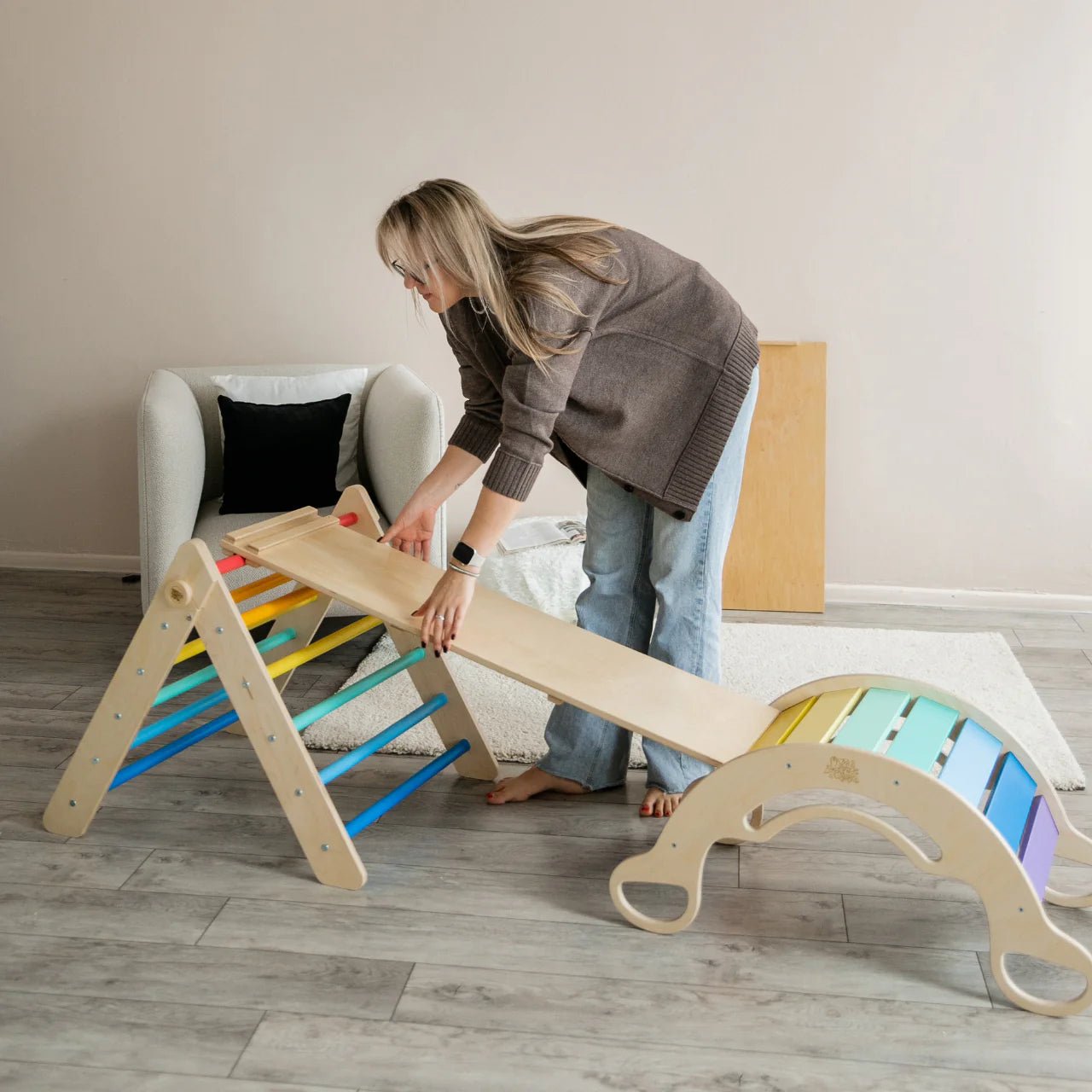 Ensemble triangle pikler + planche + bascule d’équilibre - arc - en - ciel, bois Natura, 12 à 18 mois - BusyKids - myplayground