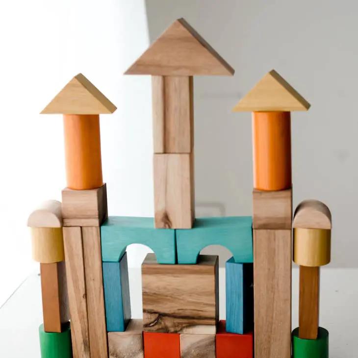 Cubes en bois de couleur naturelle by Q Toys