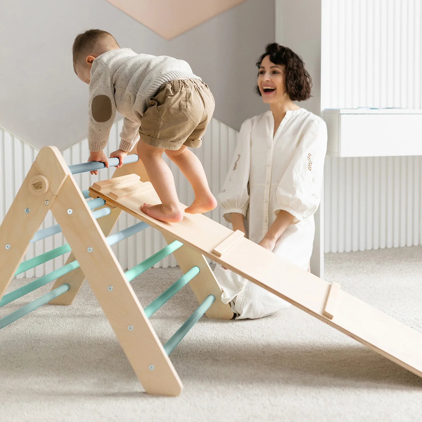 BusyKids - Ensemble (grand) Triangle Pikler + 2 Planches à Double Face + Bascule d'Équilibre Couleur Menthe - Bois Natura - 12 à 18 mois  BusyKids BusyKids - Ensemble (grand) Triangle Pikler + 2 Planches à Double Face + Bascule d'Équilibre Couleur Menthe - Bois Natura - 12 à 18 mois myplayground