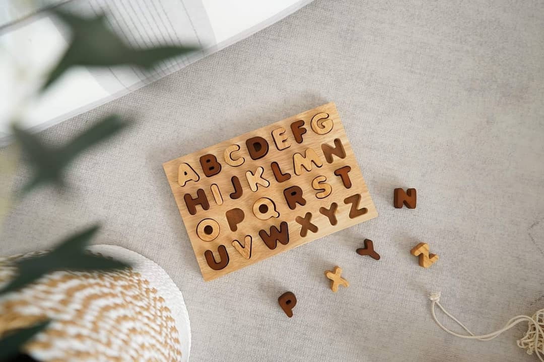 Puzzle de lettres majuscules naturelles  QToys USA Puzzle de lettres majuscules naturelles myplayground