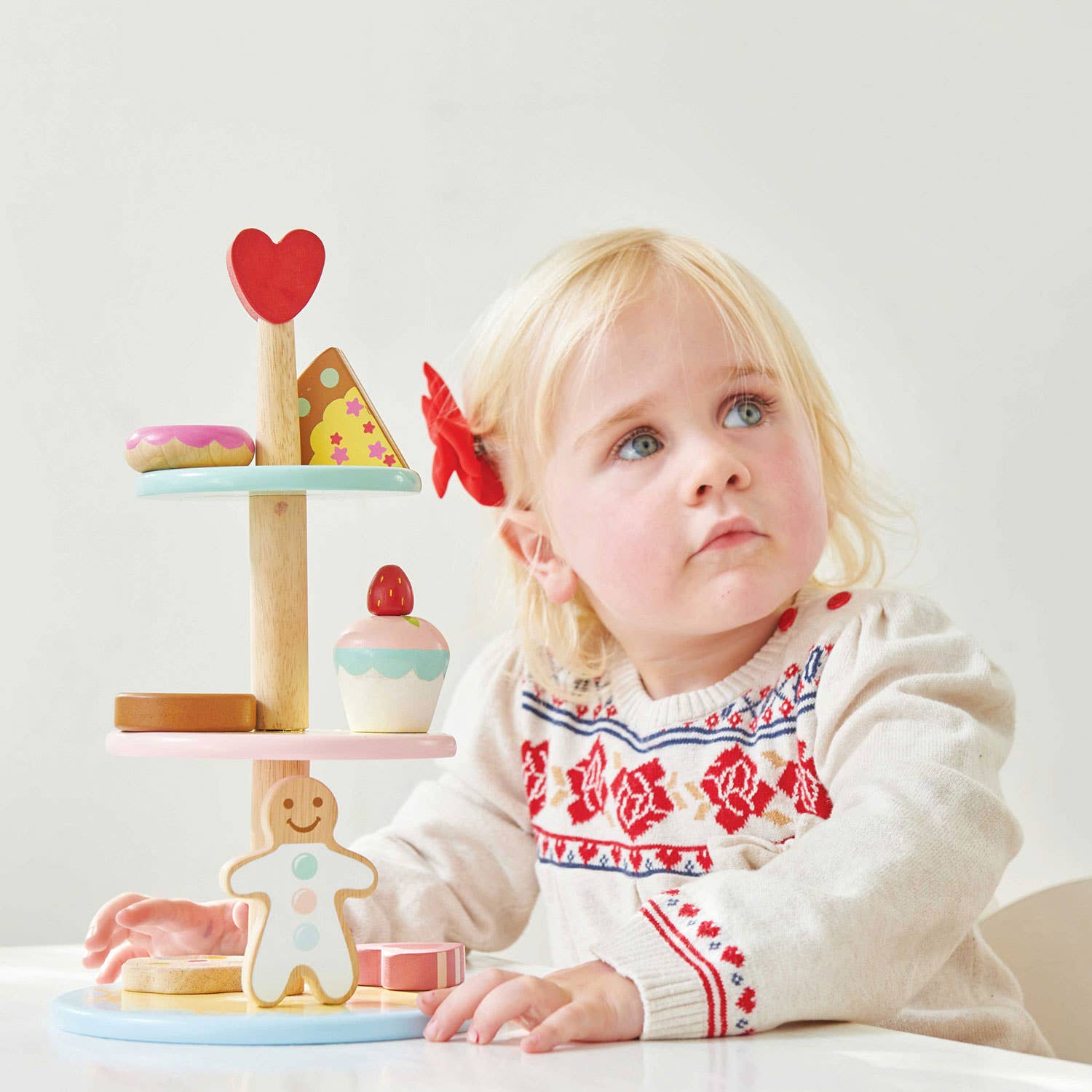 Présentoir à gâteaux - Jeu sensoriel enfant  Le Toy Van Présentoir à gâteaux - Jeu sensoriel enfant myplayground