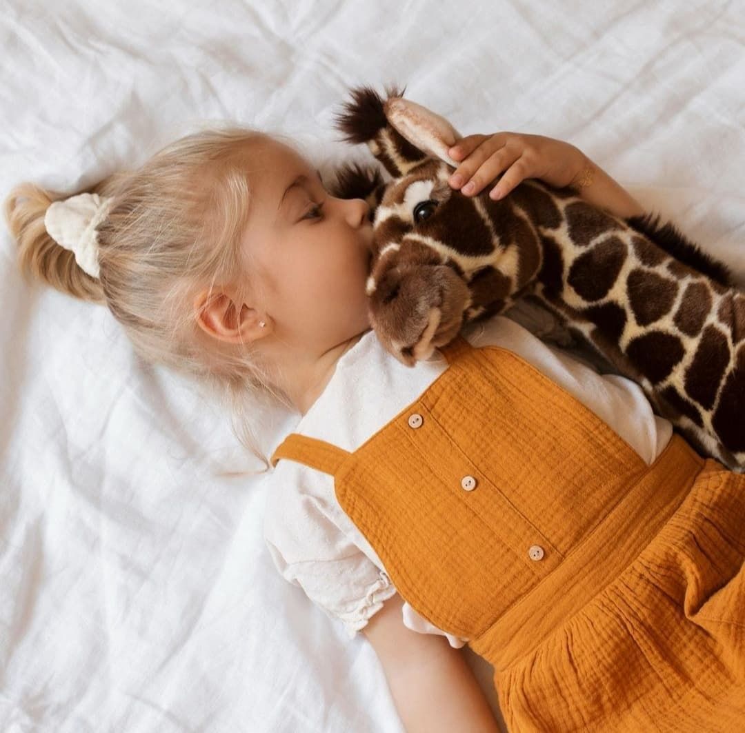 Ma peluche Girafe Zoé - La Pelucherie  LA PELUCHERIE Ma peluche Girafe Zoé - La Pelucherie myplayground
