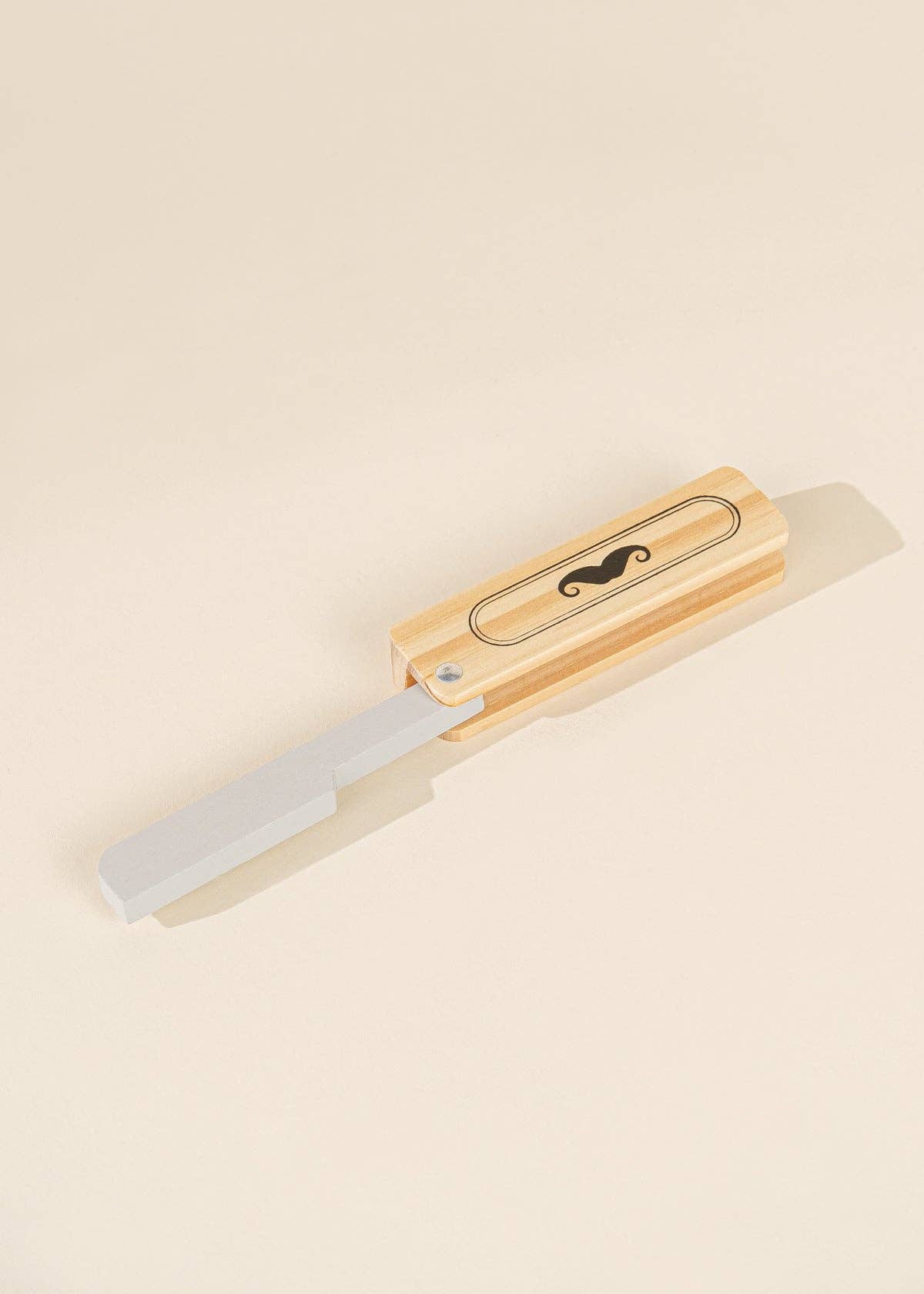 Ensemble de coiffeur en bois  Coco Village Ensemble de coiffeur en bois myplayground