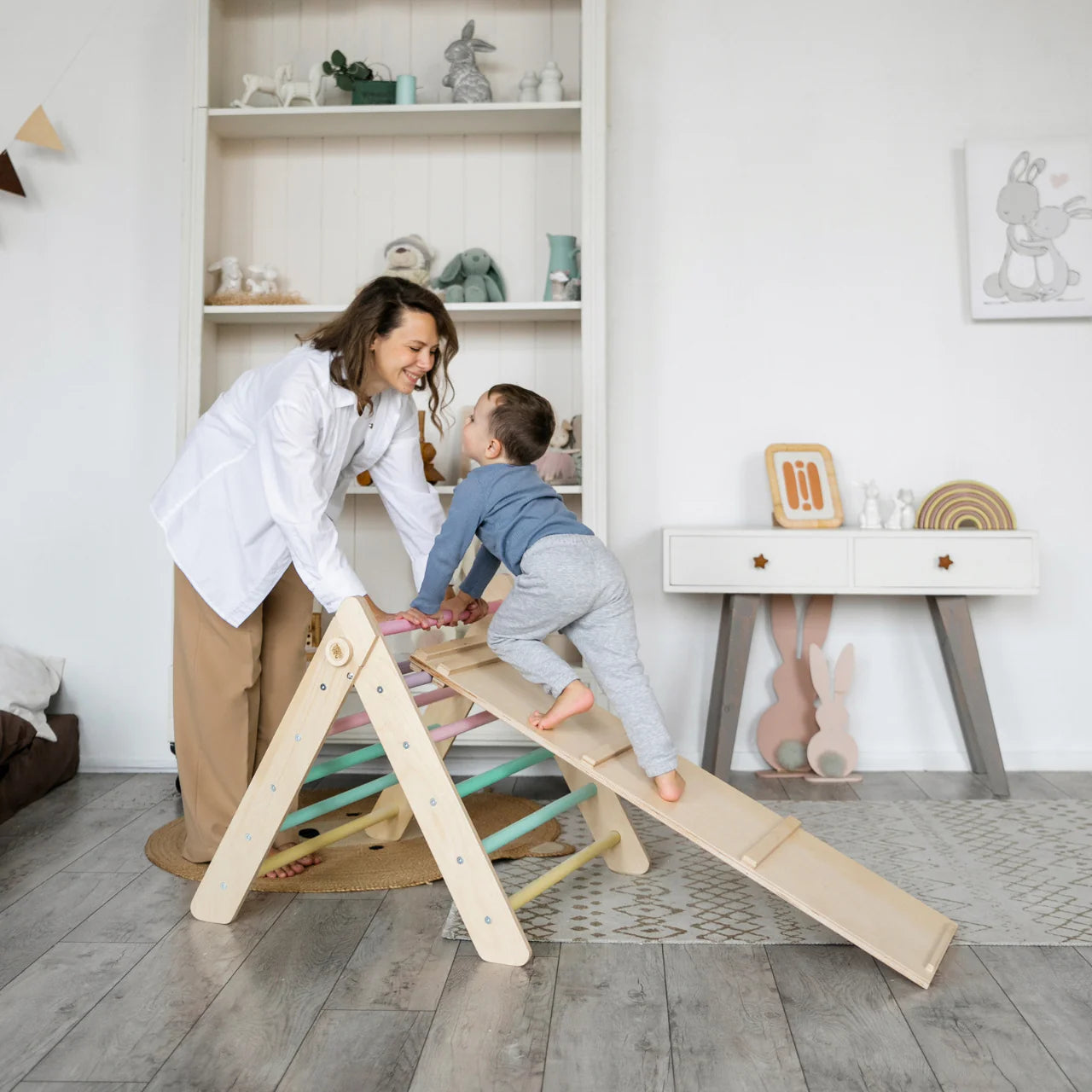 BusyKids - Ensemble Triangle de Pikler et Planche à Double Face Couleurs Pastel - Bois Natura - 12 à 18 mois  BusyKids BusyKids - Ensemble Triangle de Pikler et Planche à Double Face Couleurs Pastel - Bois Natura - 12 à 18 mois myplayground