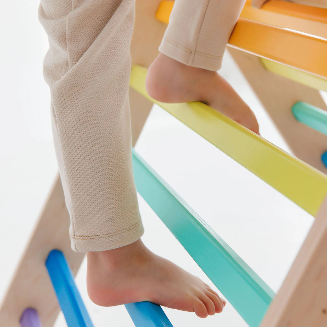 BusyKids - Triangle de Motricité Pikler Couleurs Arc-en-ciel - Bois Natura - 12 à 18 mois  BusyKids BusyKids - Triangle de Motricité Pikler Couleurs Arc-en-ciel - Bois Natura - 12 à 18 mois myplayground
