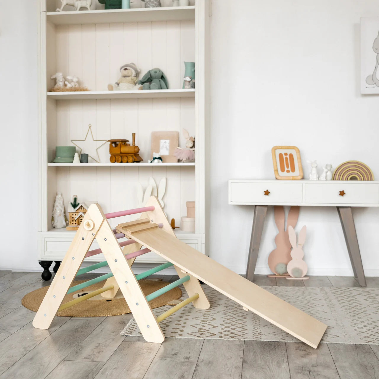 BusyKids - Ensemble Triangle de Pikler et Planche à Double Face Couleurs Pastel - Bois Natura - 12 à 18 mois  BusyKids BusyKids - Ensemble Triangle de Pikler et Planche à Double Face Couleurs Pastel - Bois Natura - 12 à 18 mois myplayground